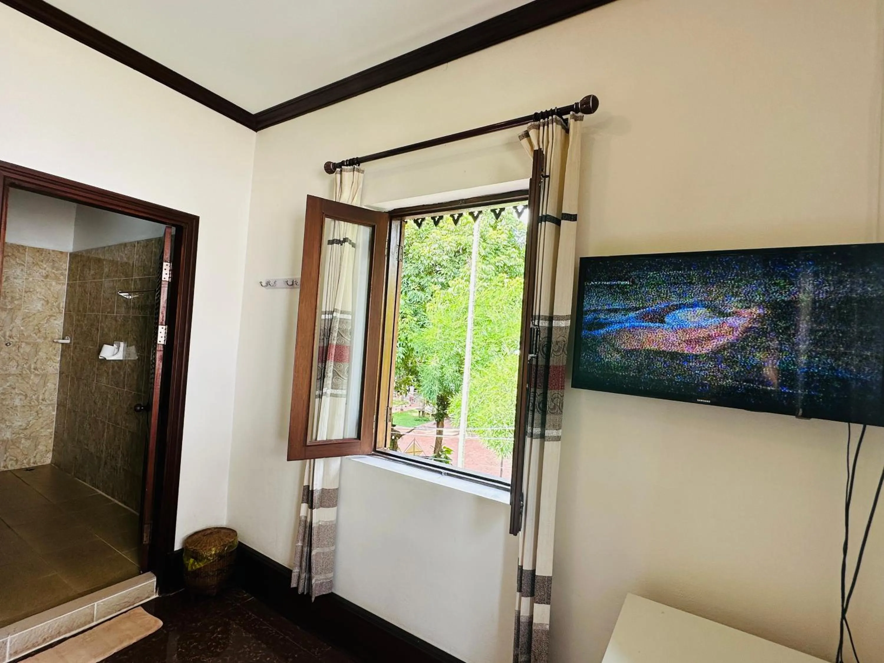 Shower in Thatsaphone Hotel