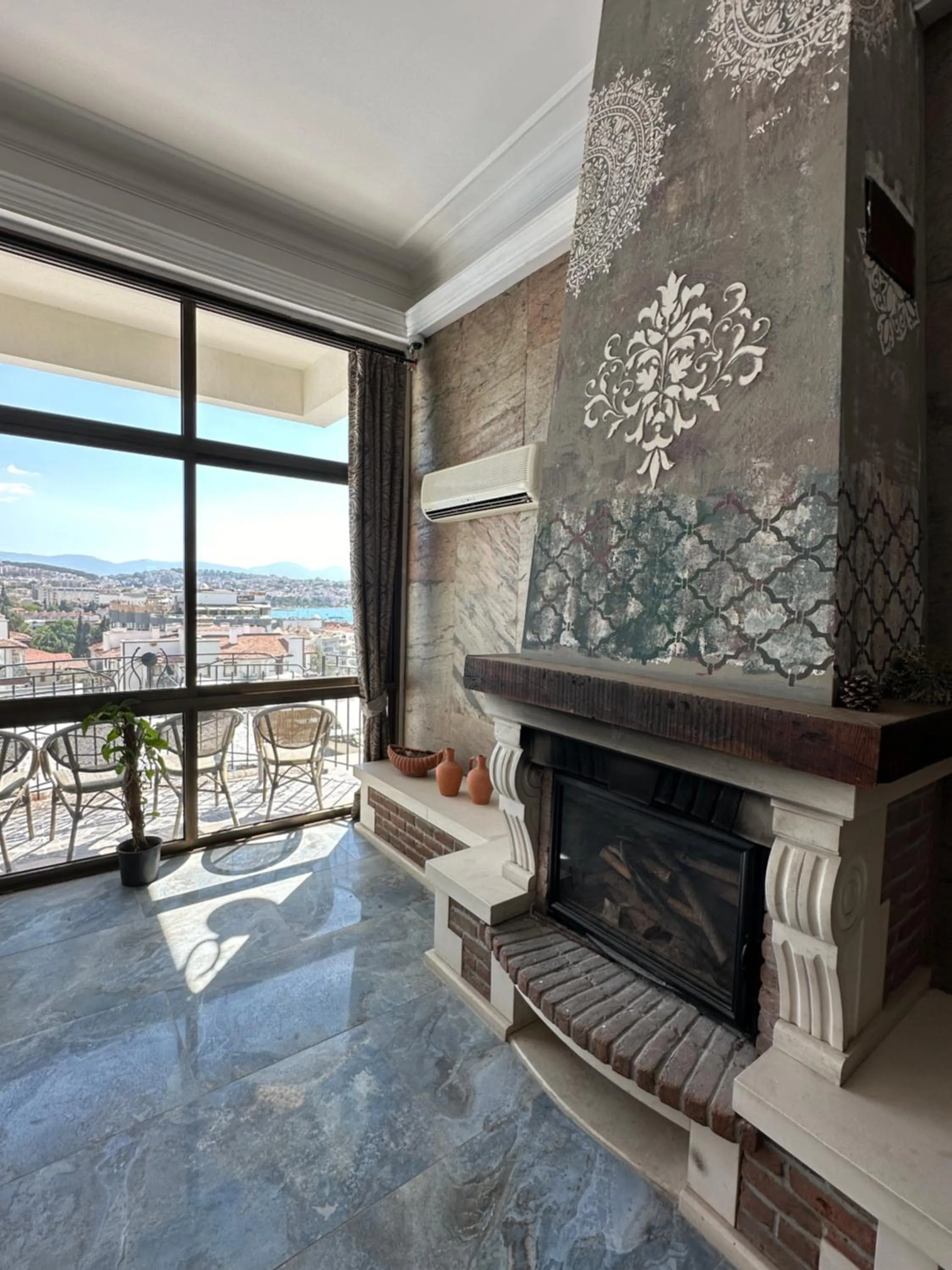 Communal lounge/ TV room in Suhan Seaport Hotel