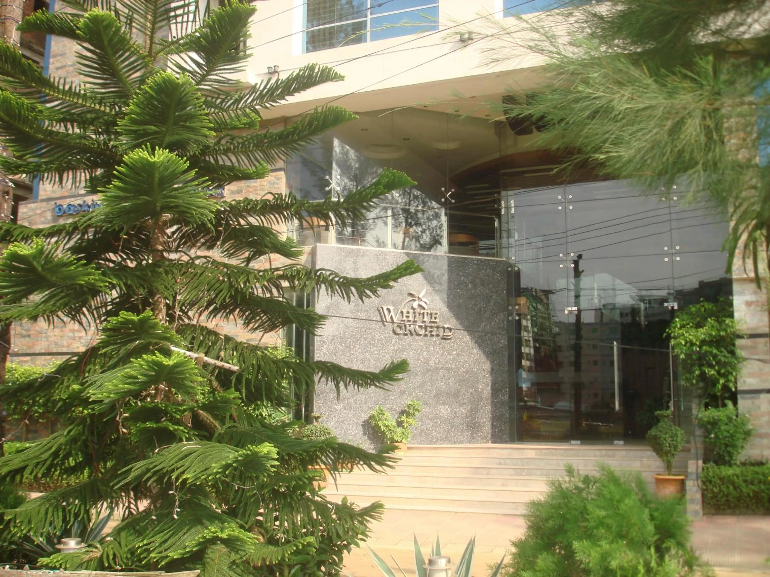 Facade/entrance in White Orchid