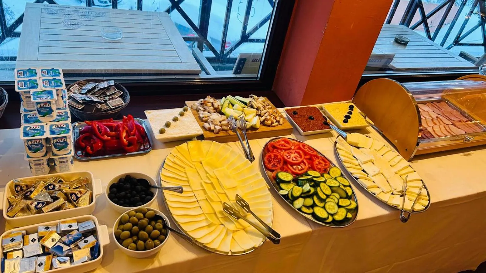 Buffet breakfast in Vila Condor