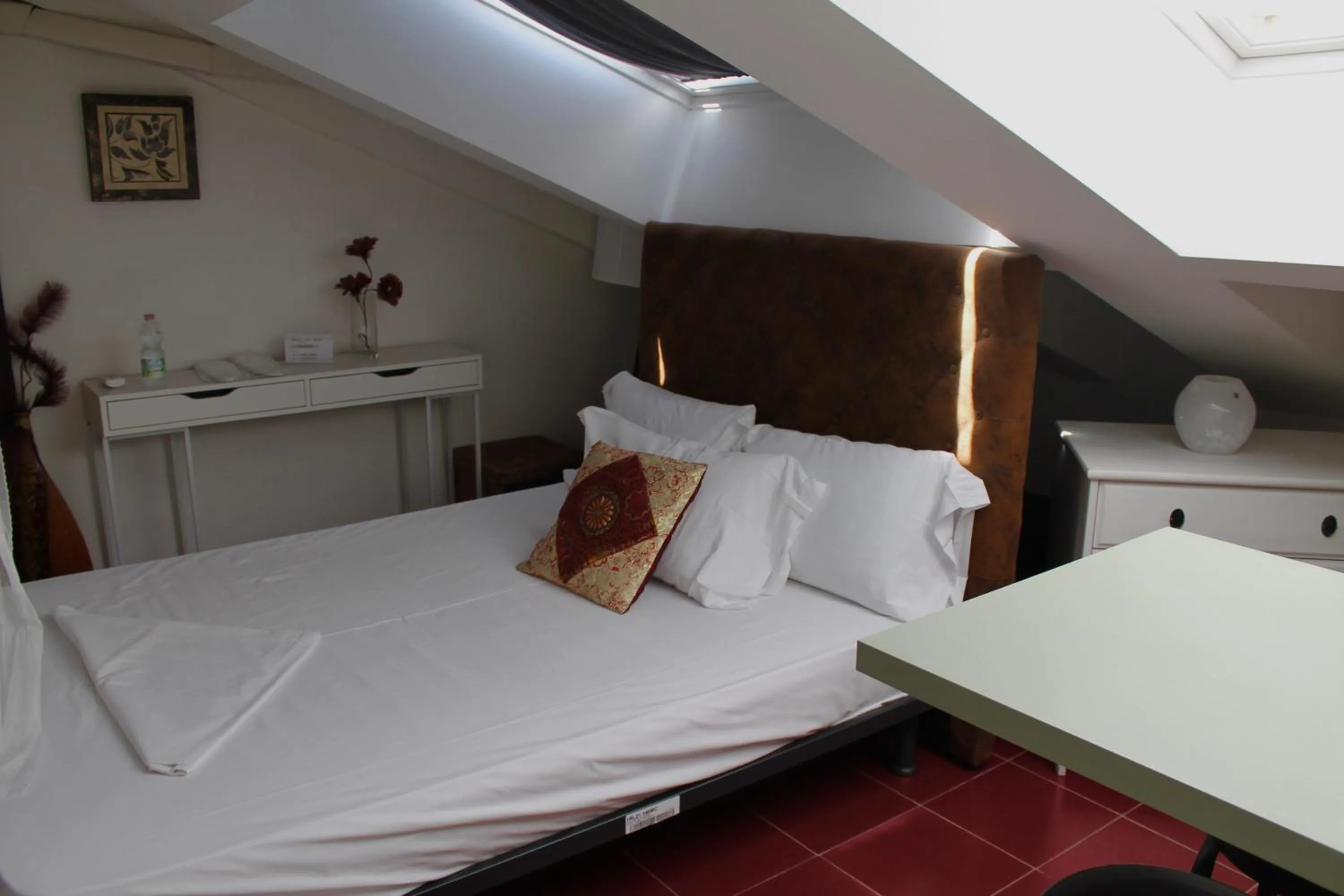 Photo of the whole room in Mercanti Attic Version