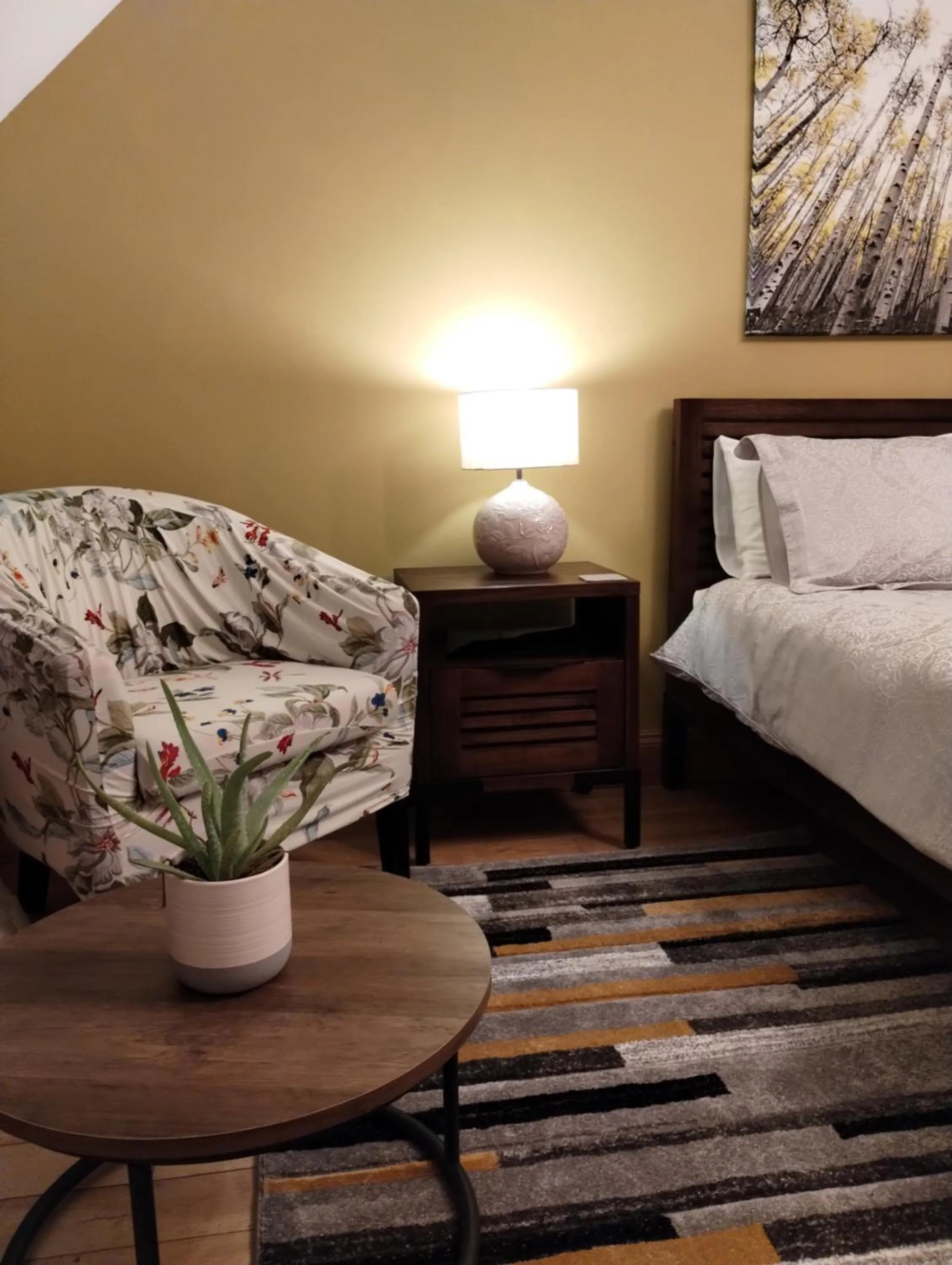 Seating area, Bed in Rossclare Lodge