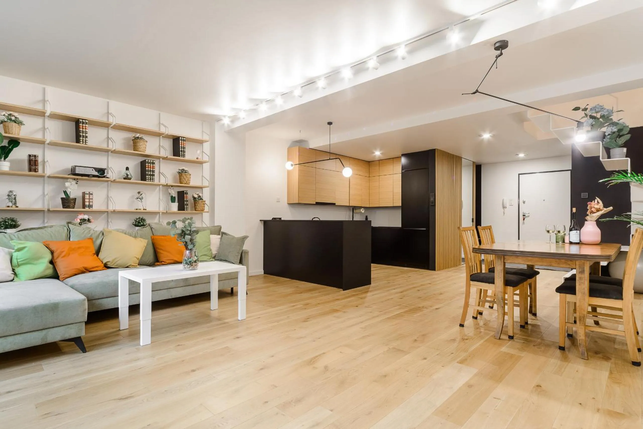 Lumina apartment with balcony overlooking the park