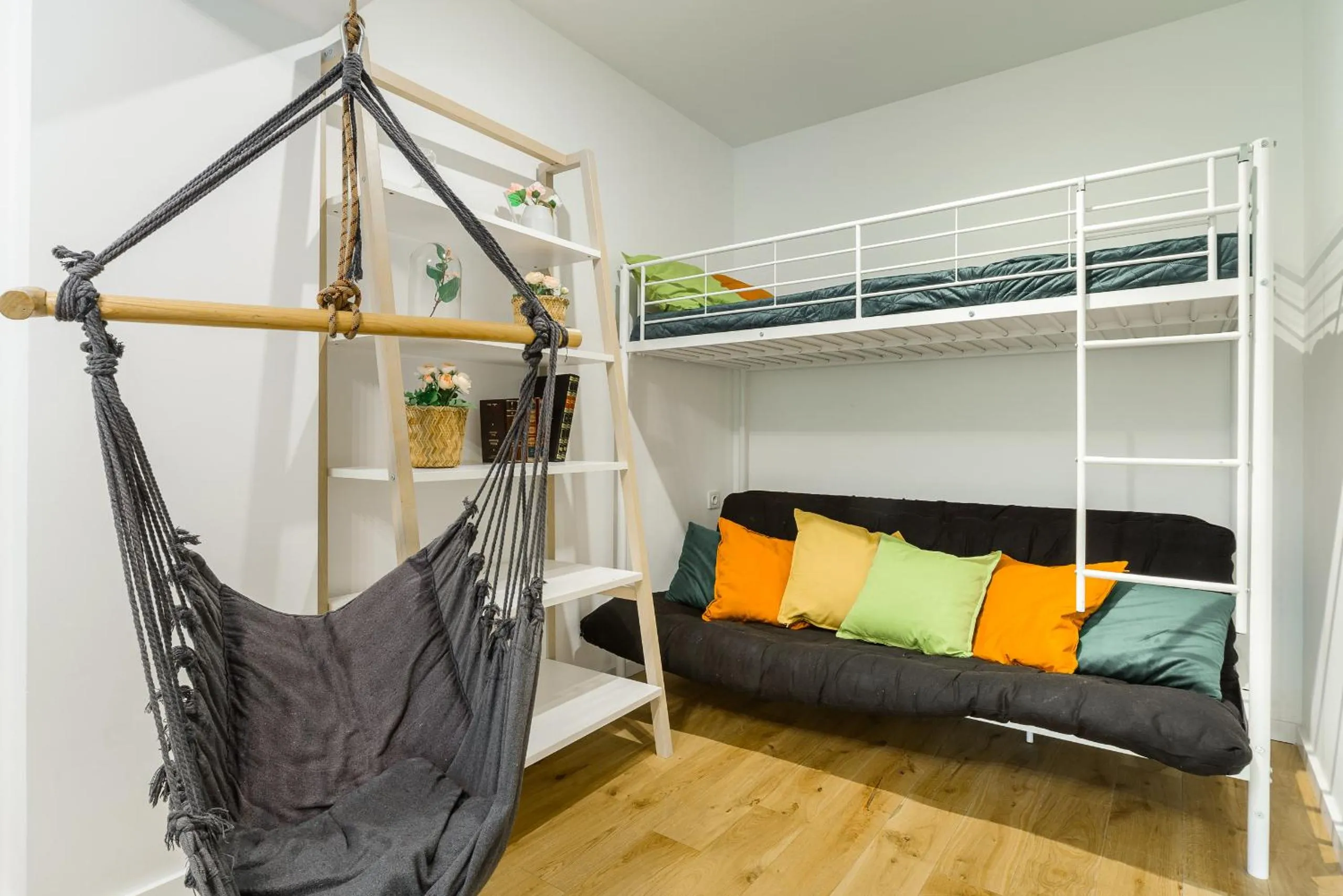 Lumina apartment with balcony overlooking the park