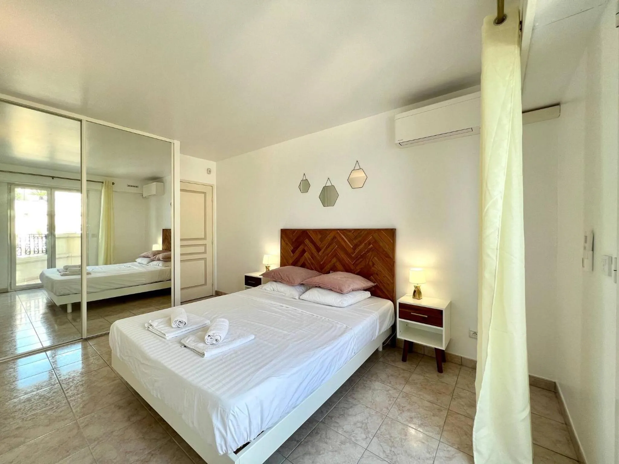 Other, Bed in 'Le Victoria Beach' Vue Mer Plein Centre, Spacieux
