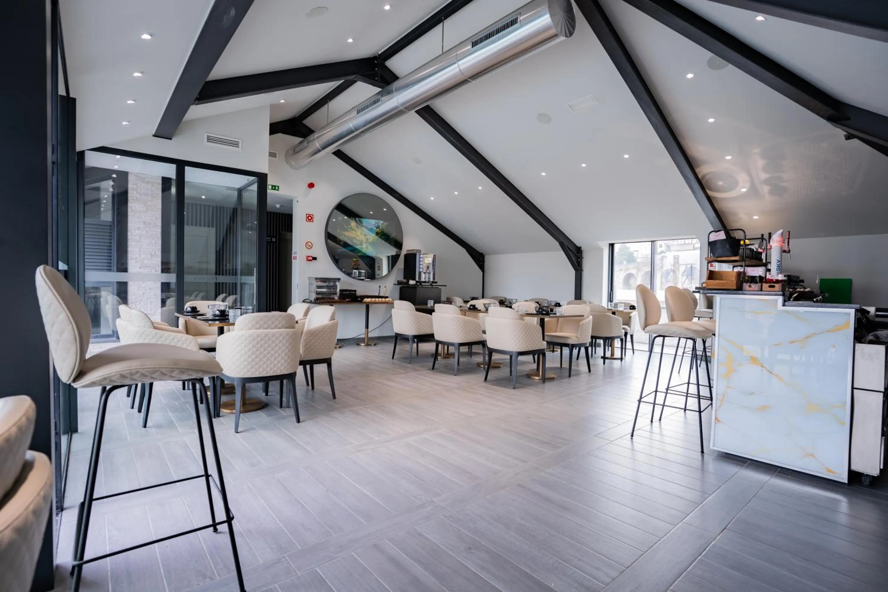 Restaurant/places to eat in Smartr Porto Gaia & Spa