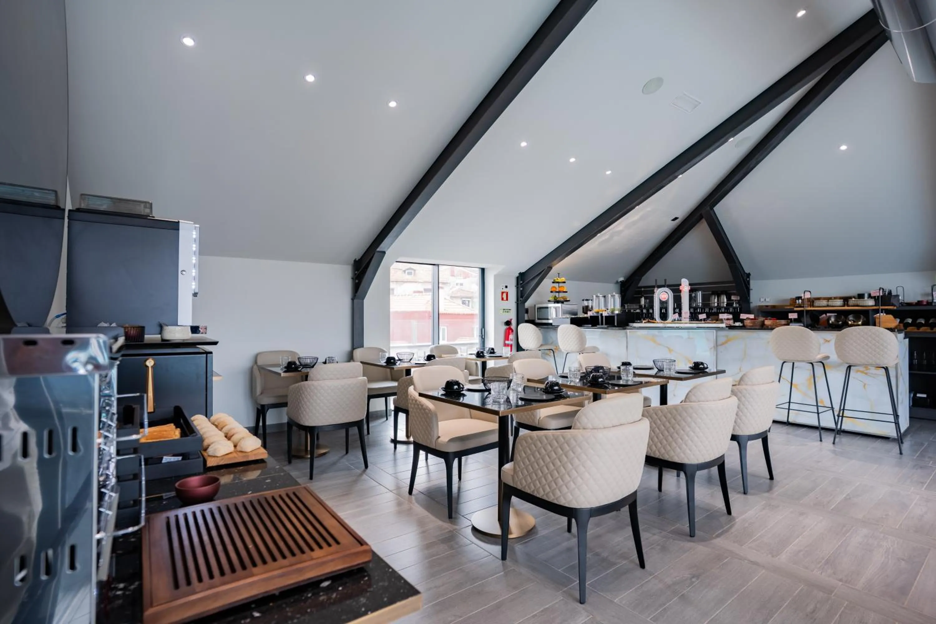 Restaurant/places to eat in Smartr Porto Gaia & Spa