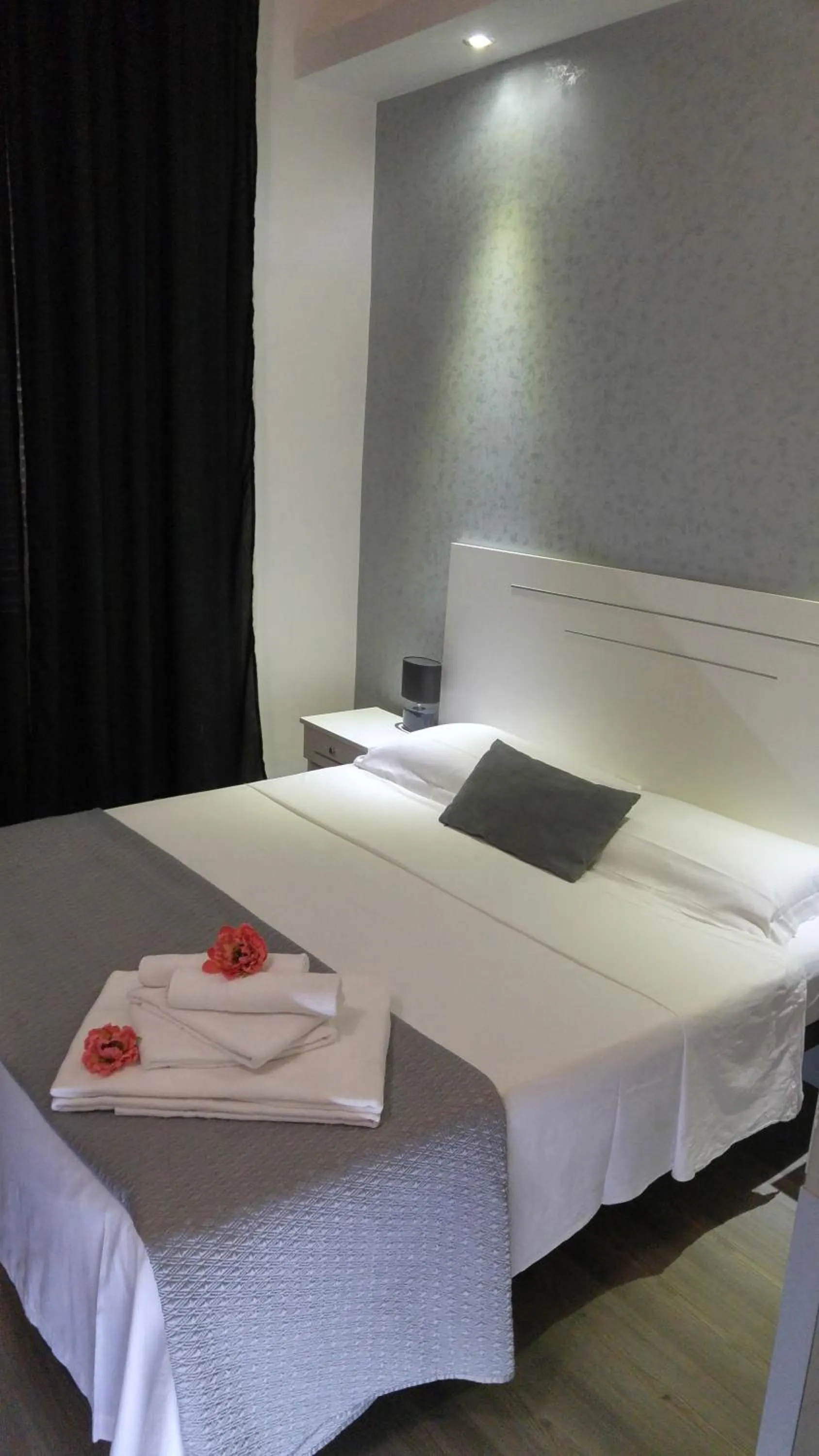 Photo of the whole room, Bed in Arts & Rooms