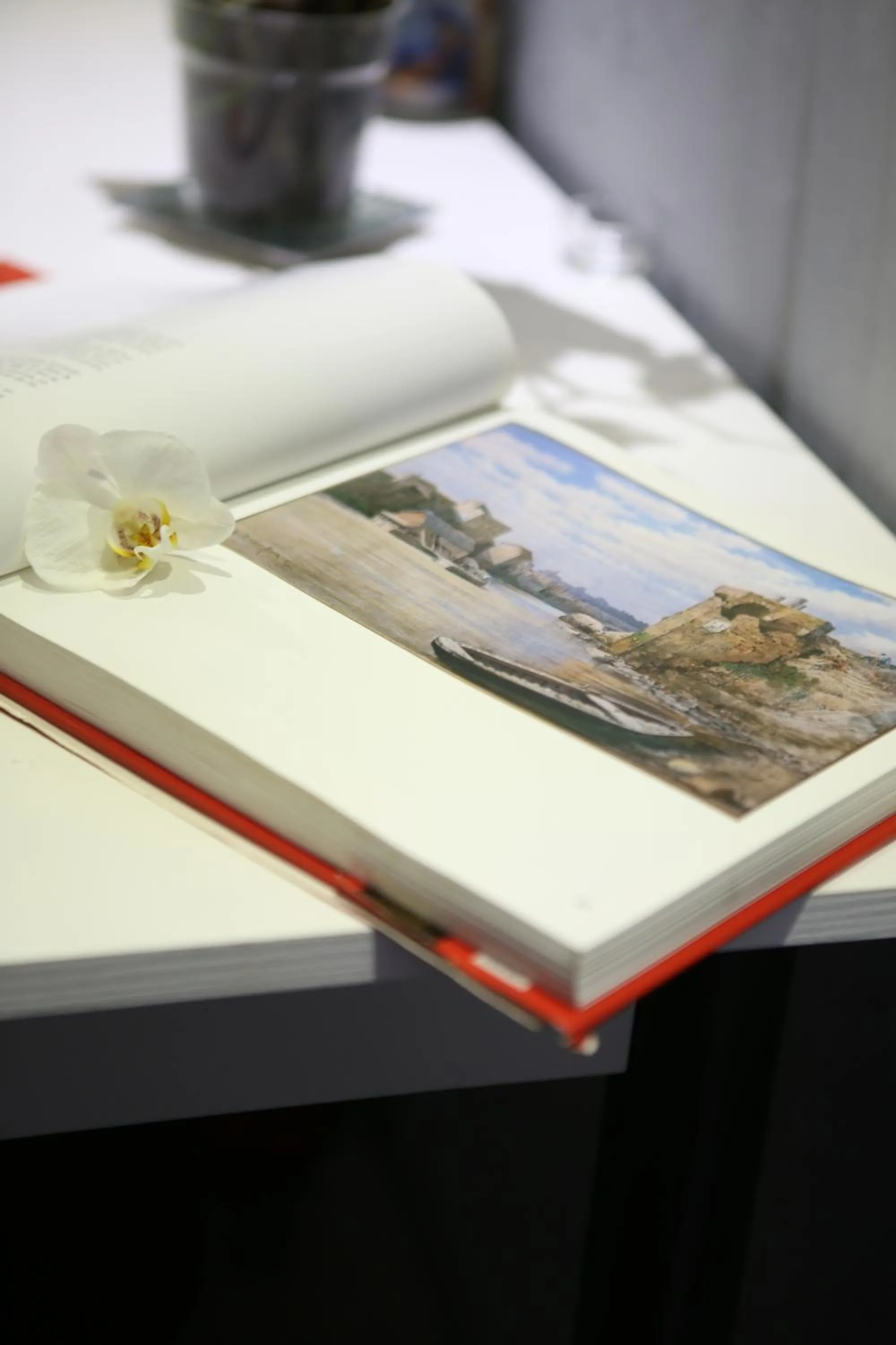 Living room in Arts & Rooms