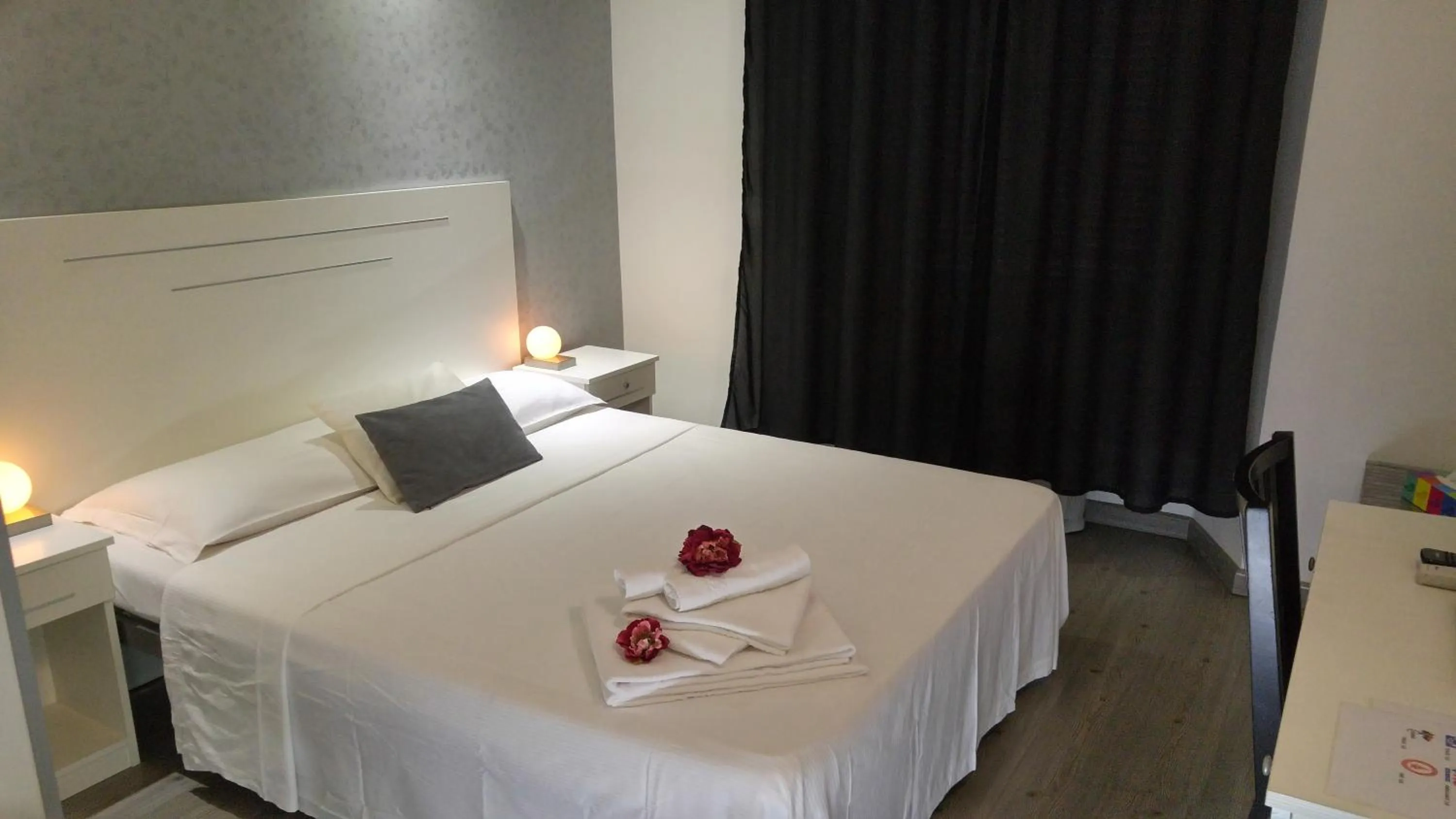 Photo of the whole room, Bed in Arts & Rooms