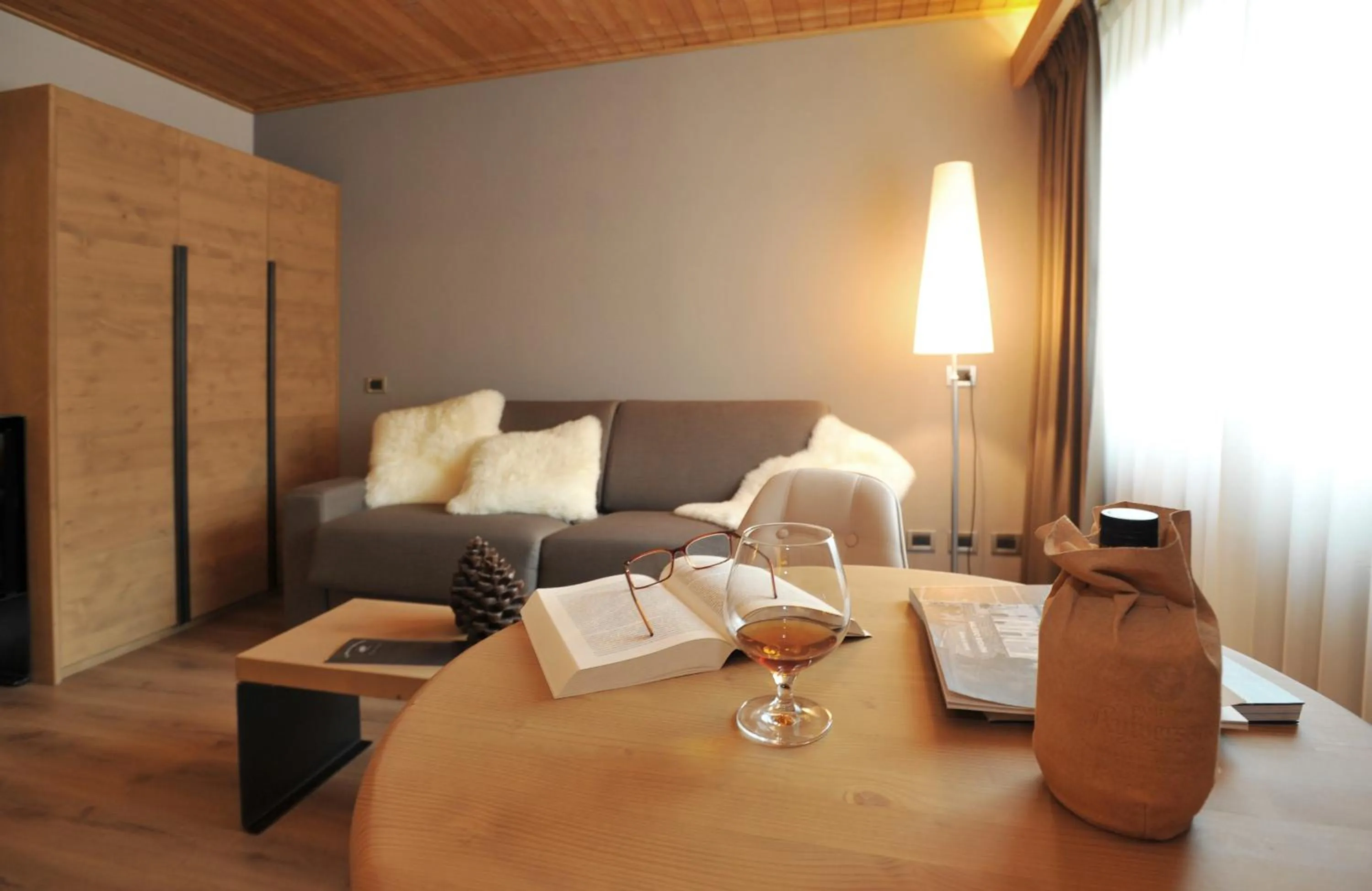 Seating area, Bed in Palace Hotel Wellness & Beauty