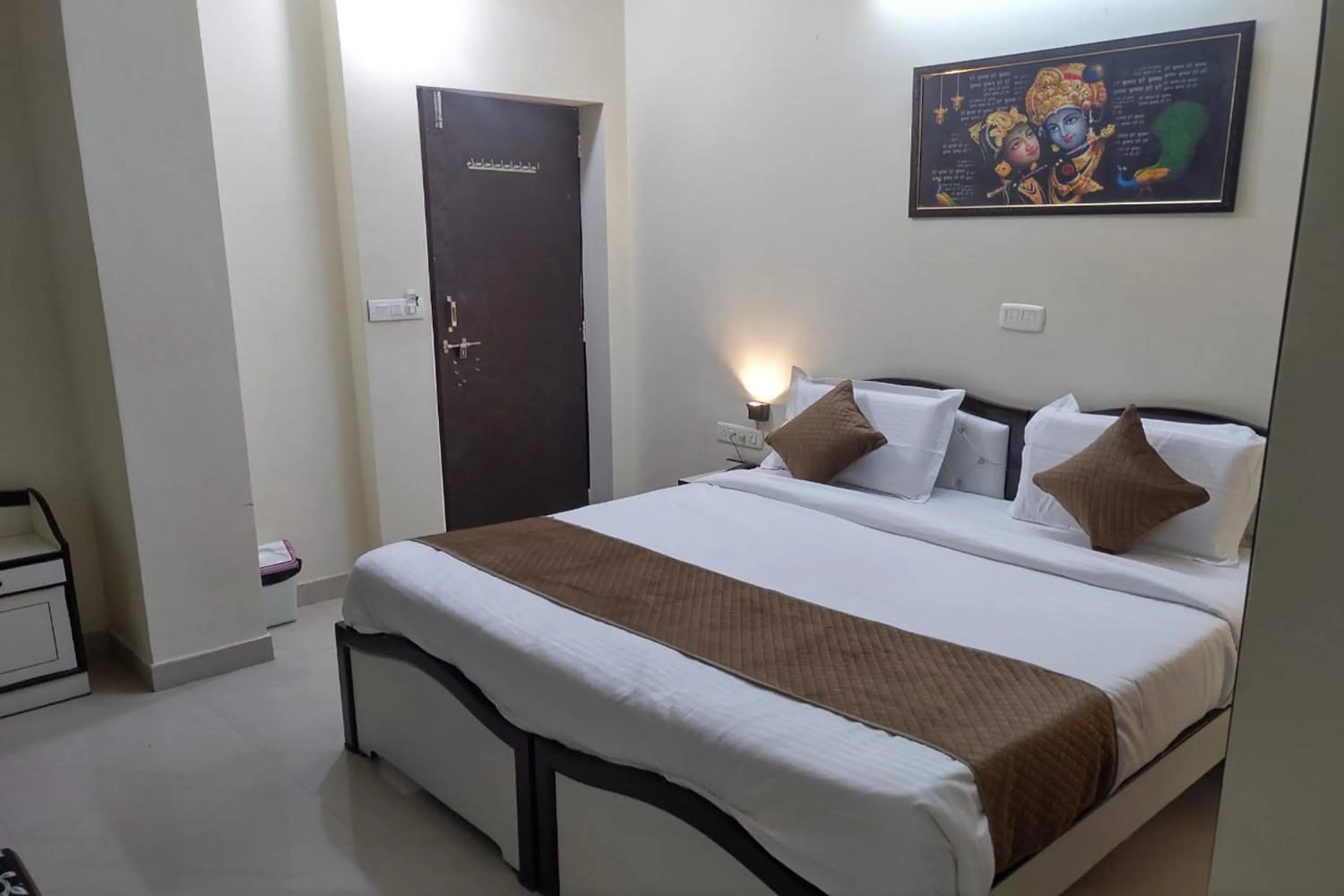 Bedroom, Bed in Hotel Lotus Inn near Udaipur City Railway Station