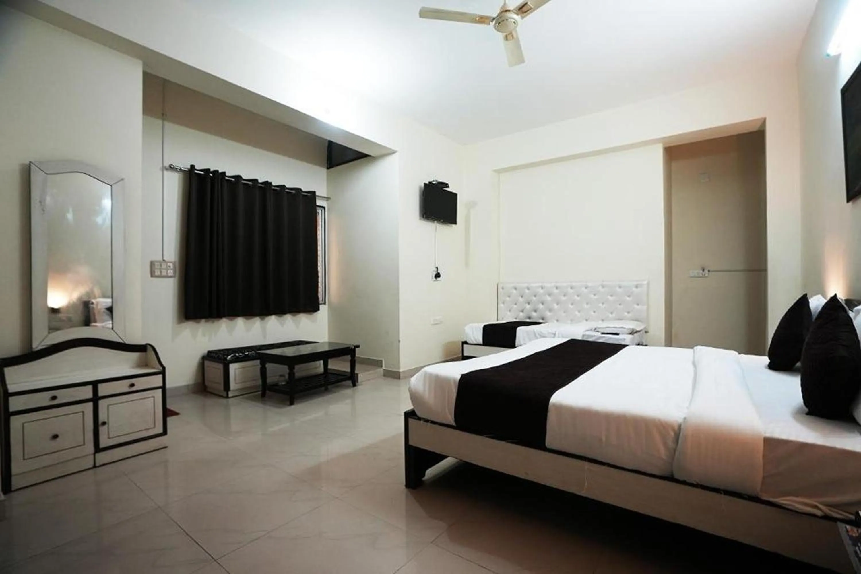 Bedroom, Bed in Hotel Lotus Inn near Udaipur City Railway Station