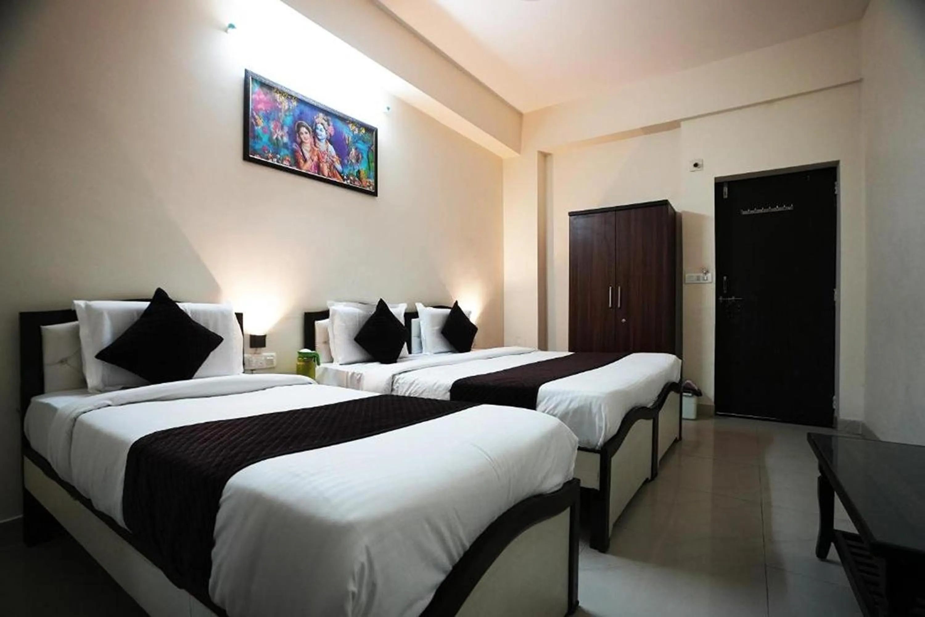 Bedroom, Bed in Hotel Lotus Inn near Udaipur City Railway Station
