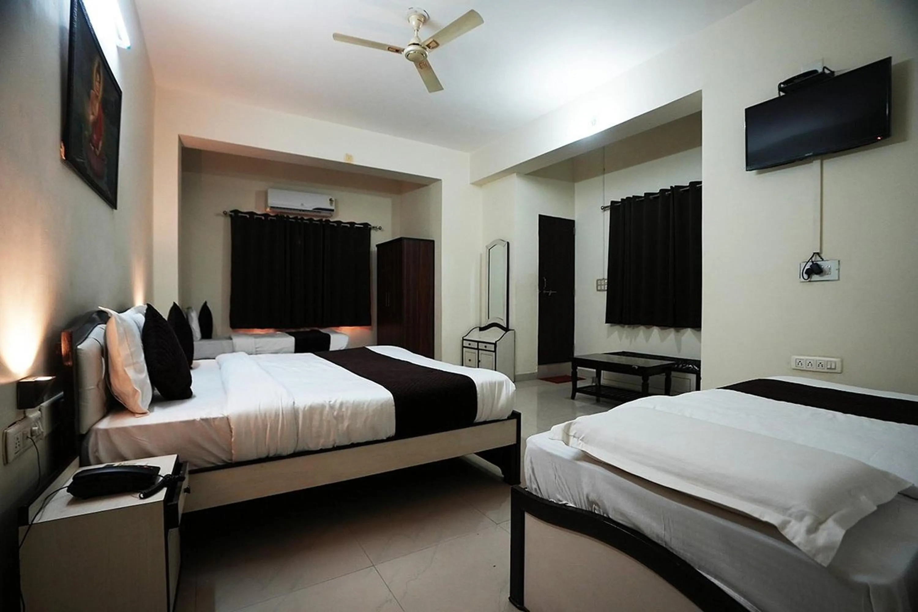 Bedroom, Bed in Hotel Lotus Inn near Udaipur City Railway Station