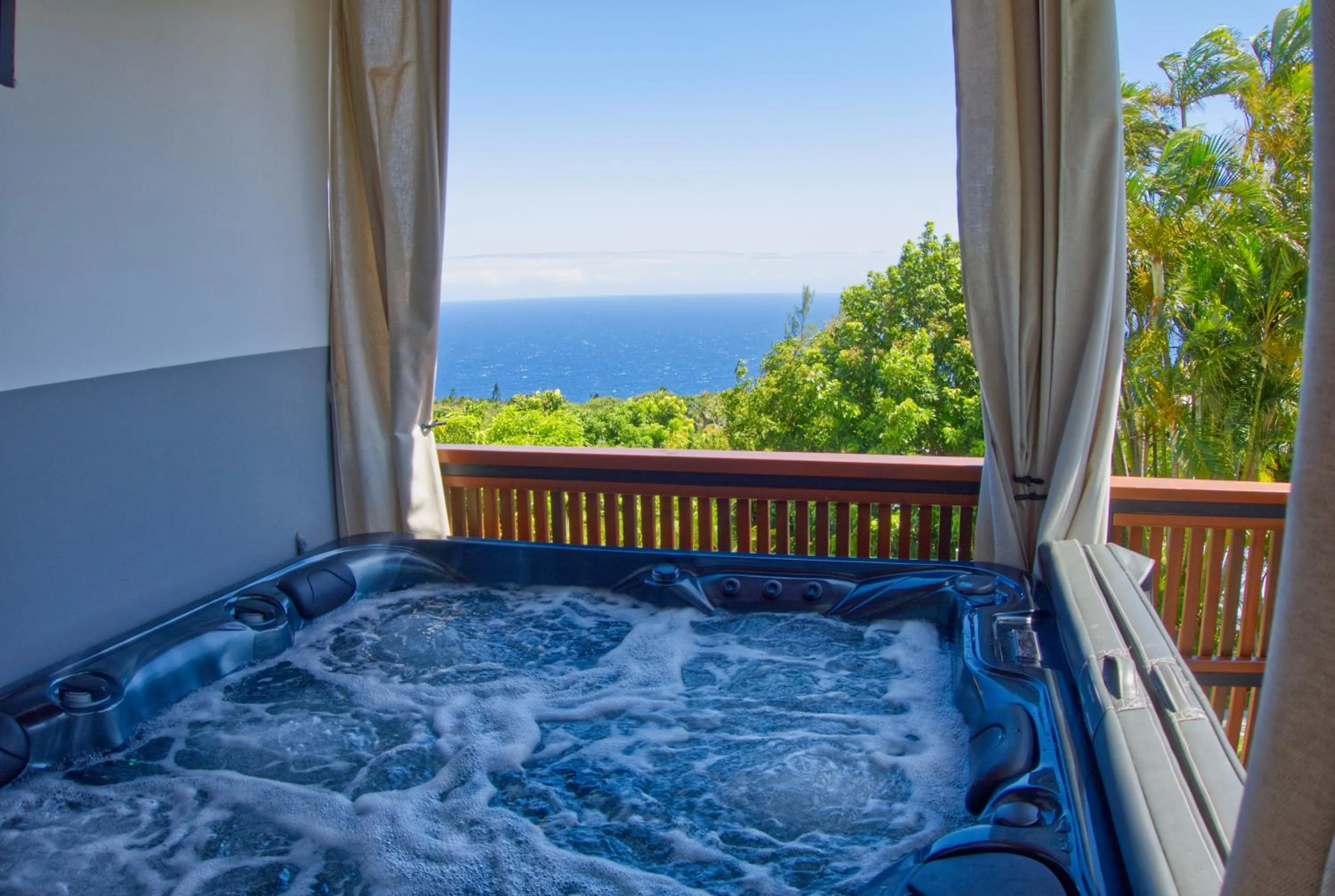 Balcony/Terrace in Ka Hema - Maison entière avec Jacuzzi et vue sur mer