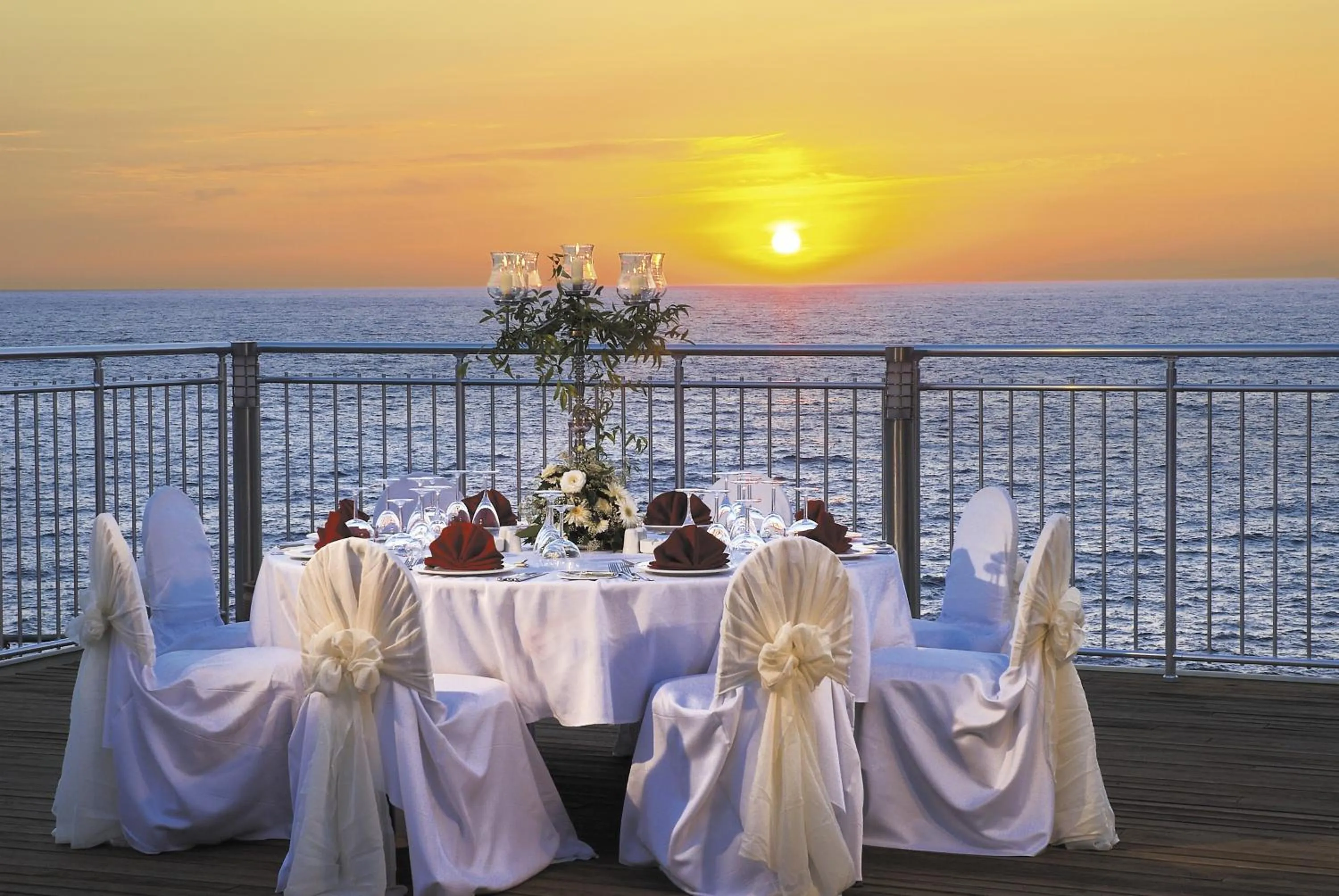 Restaurant/places to eat in Korumar Hotel Deluxe