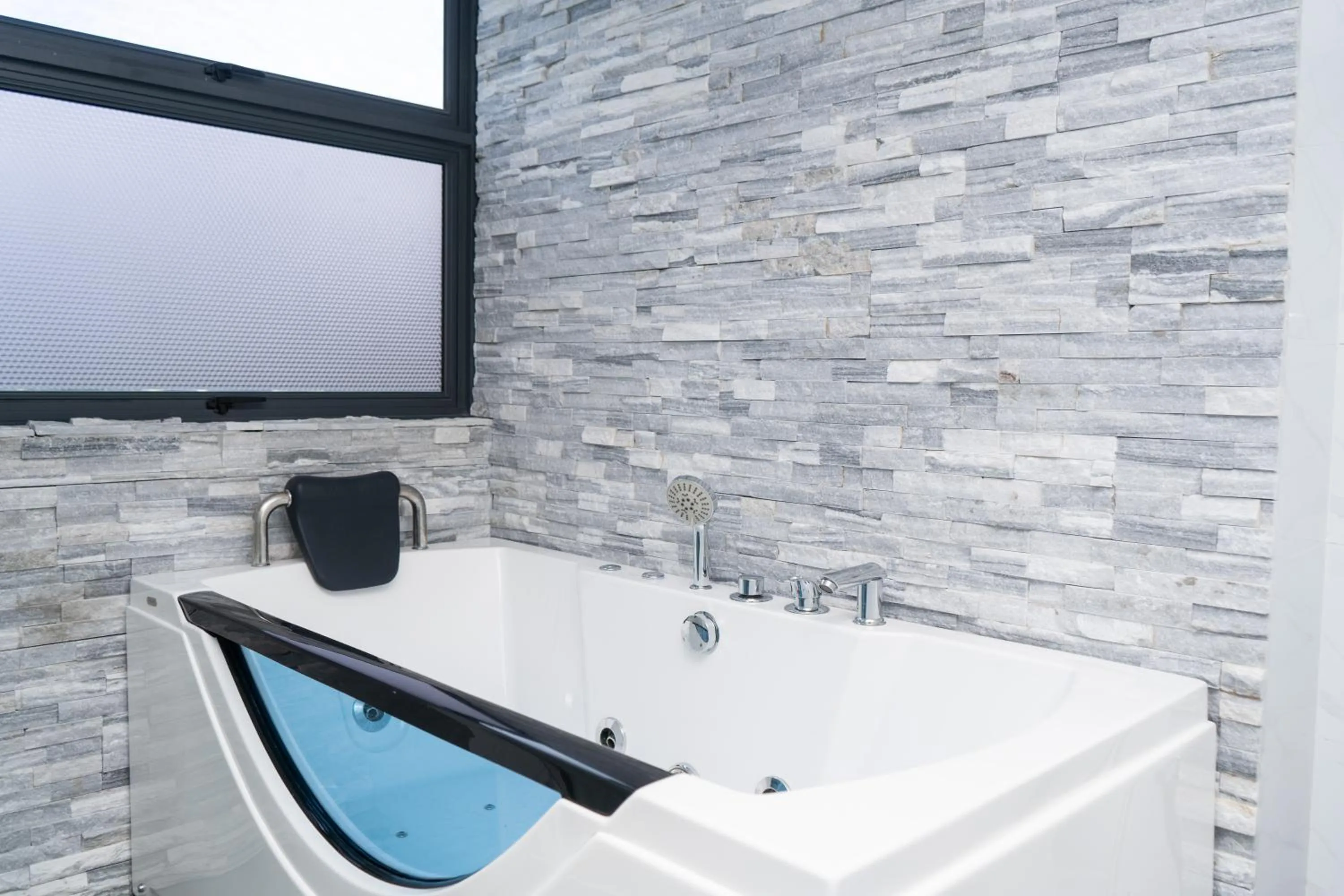 Hot Tub in Ari Grand Hotel & Spa