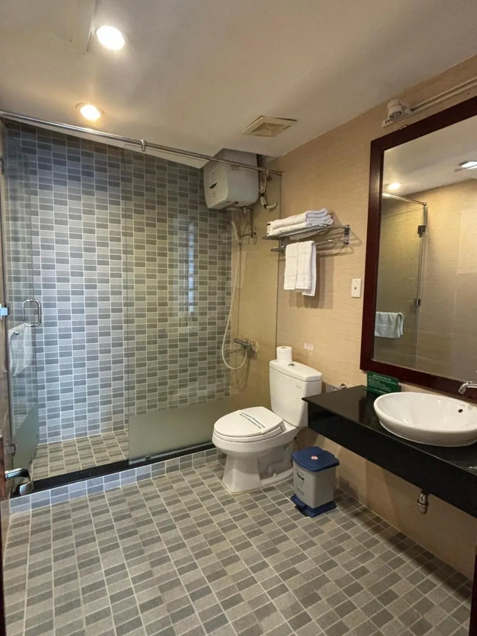 Toilet in Kim Tho Hotel