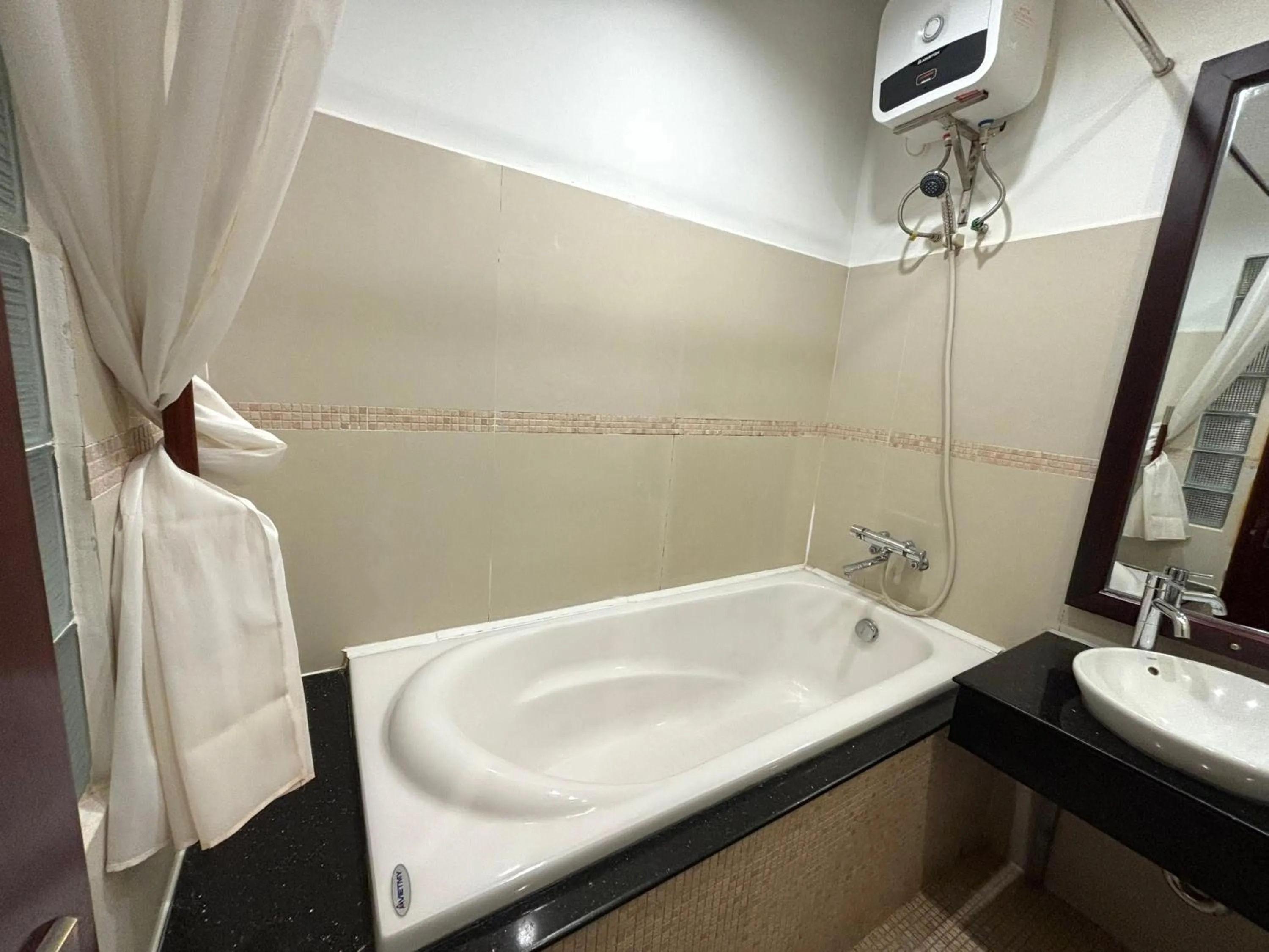 Bath in Kim Tho Hotel