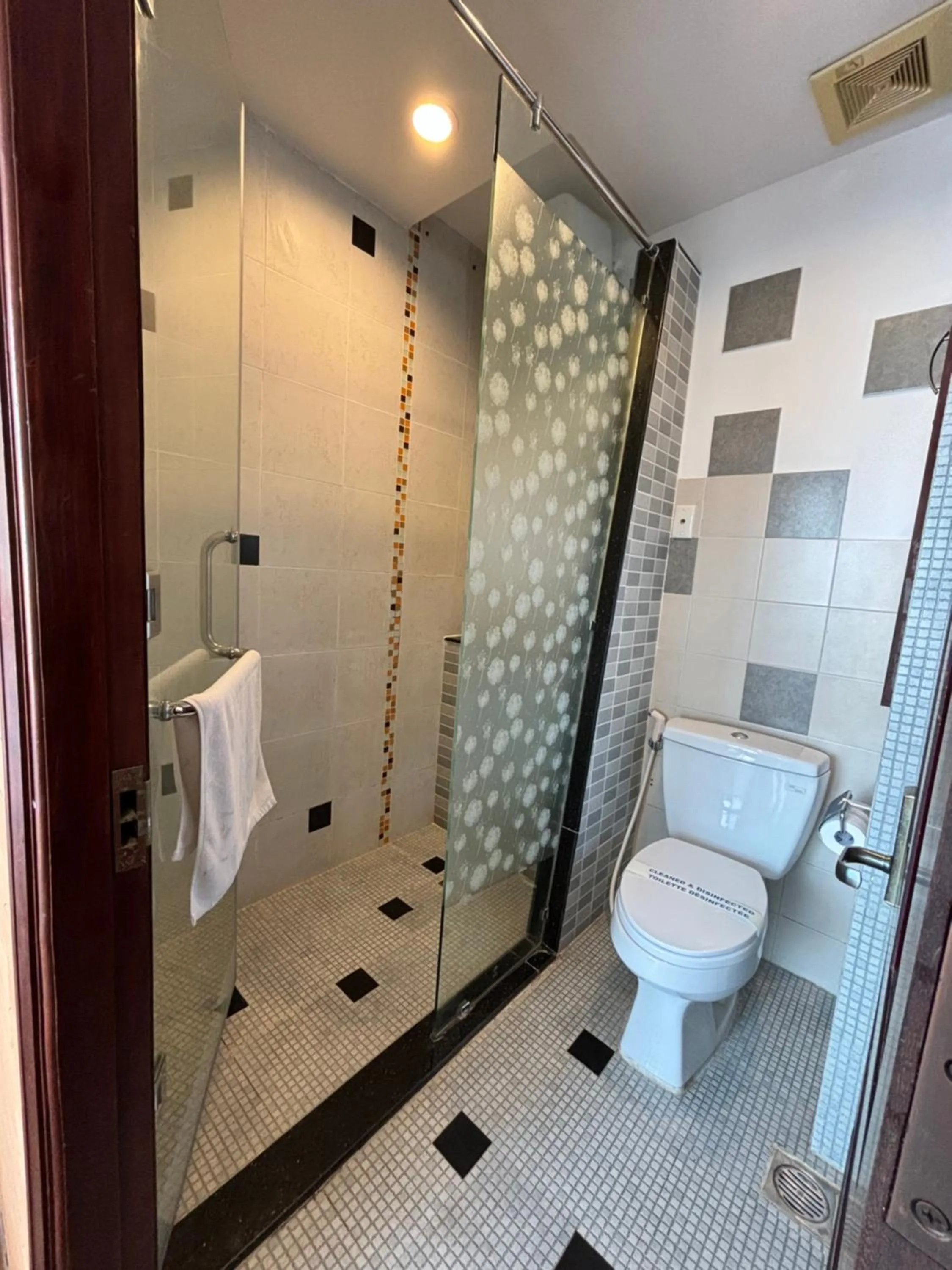 Shower in Kim Tho Hotel