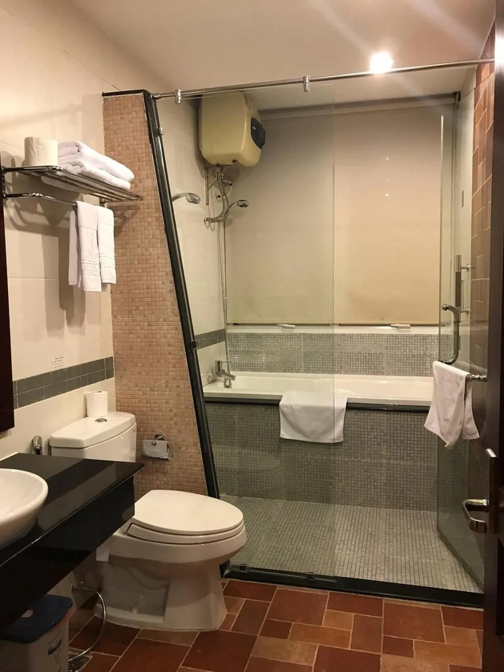 Toilet in Kim Tho Hotel