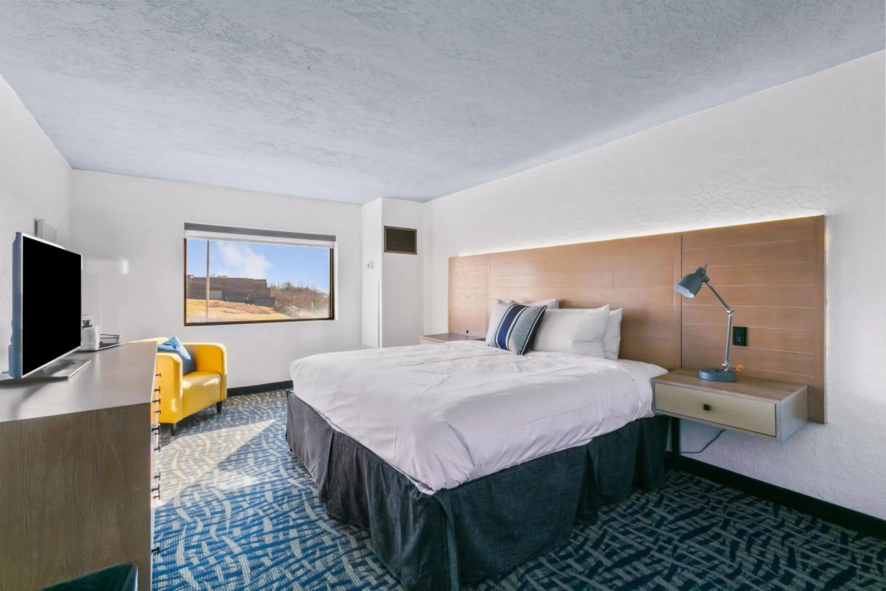 King Room with Pool View - Non-Smoking in Mulberry, a Wyndham Hotel King Room with Pool View - Non-Smoking in Mulberry, a Wyndham Hotel