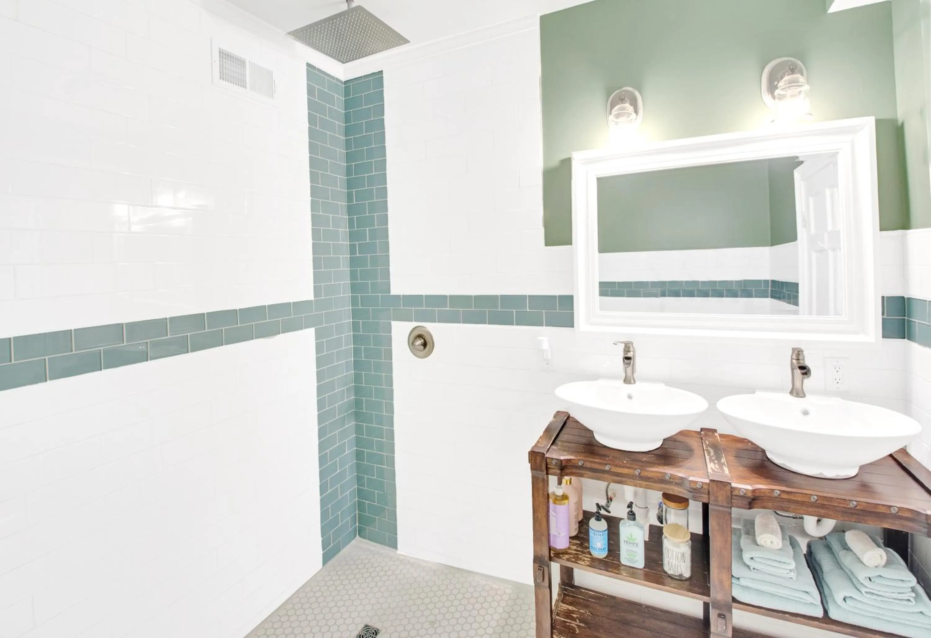 Bathroom in Spacious Oasis - Parking, Private Patio & Roofdeck