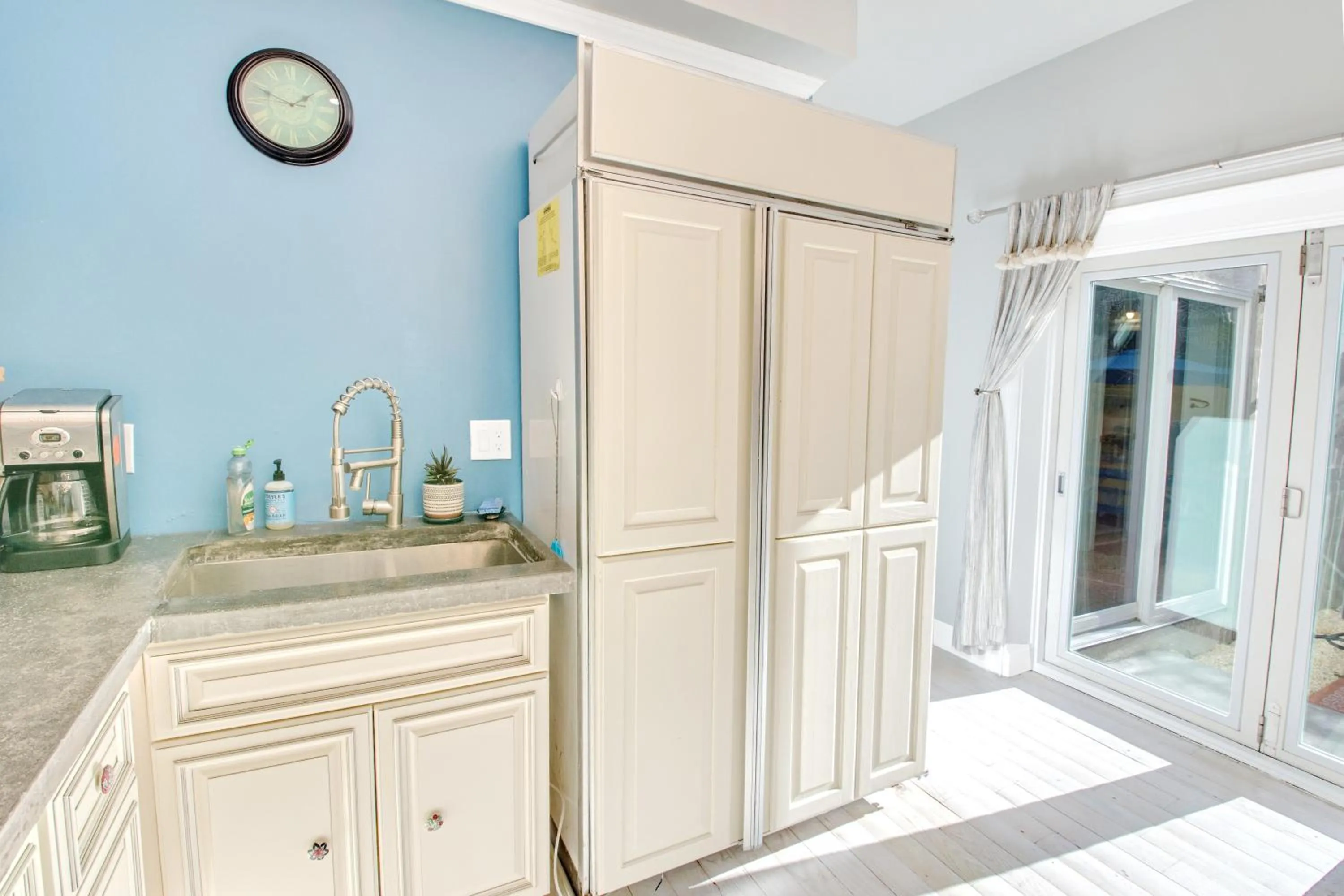 kitchen in Spacious Oasis - Parking, Private Patio & Roofdeck