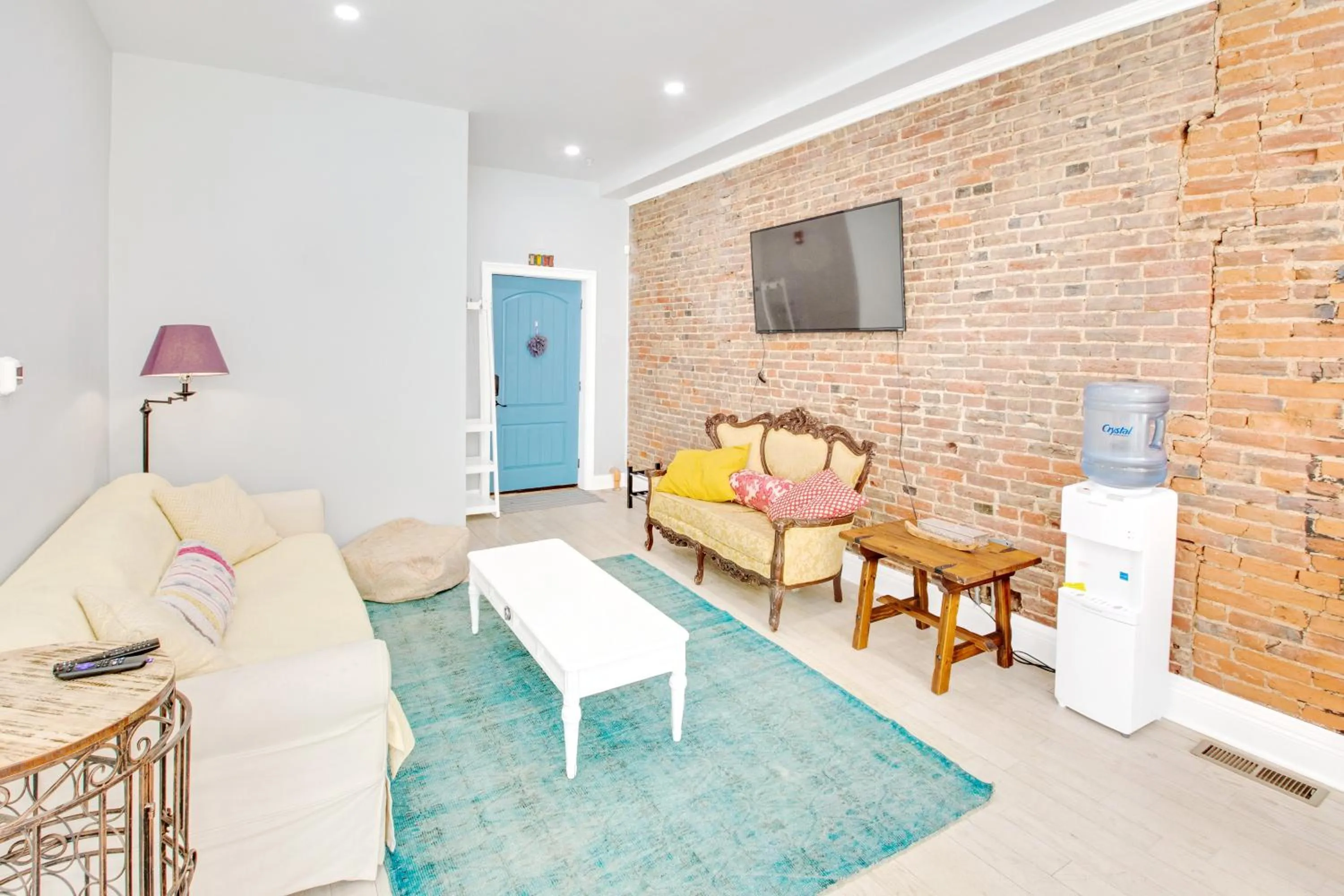 TV and multimedia in Spacious Oasis - Parking, Private Patio & Roofdeck