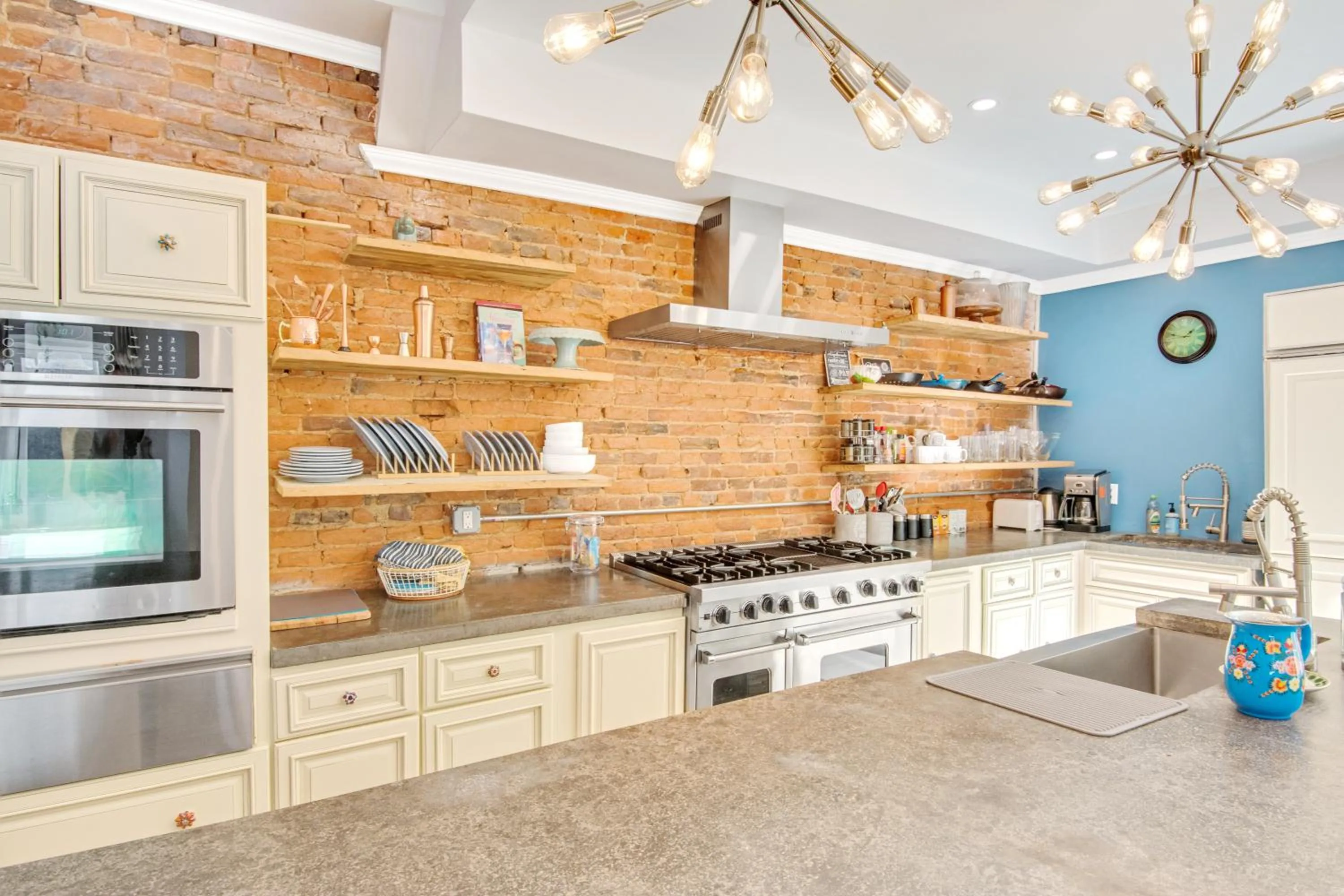 Kitchen or kitchenette in Spacious Oasis - Parking, Private Patio & Roofdeck