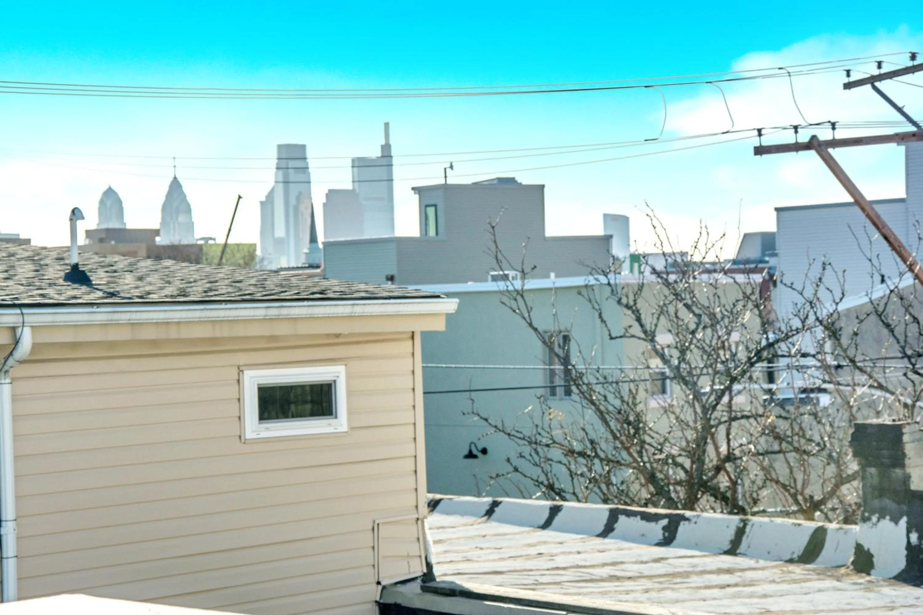 City view in Spacious Oasis - Parking, Private Patio & Roofdeck