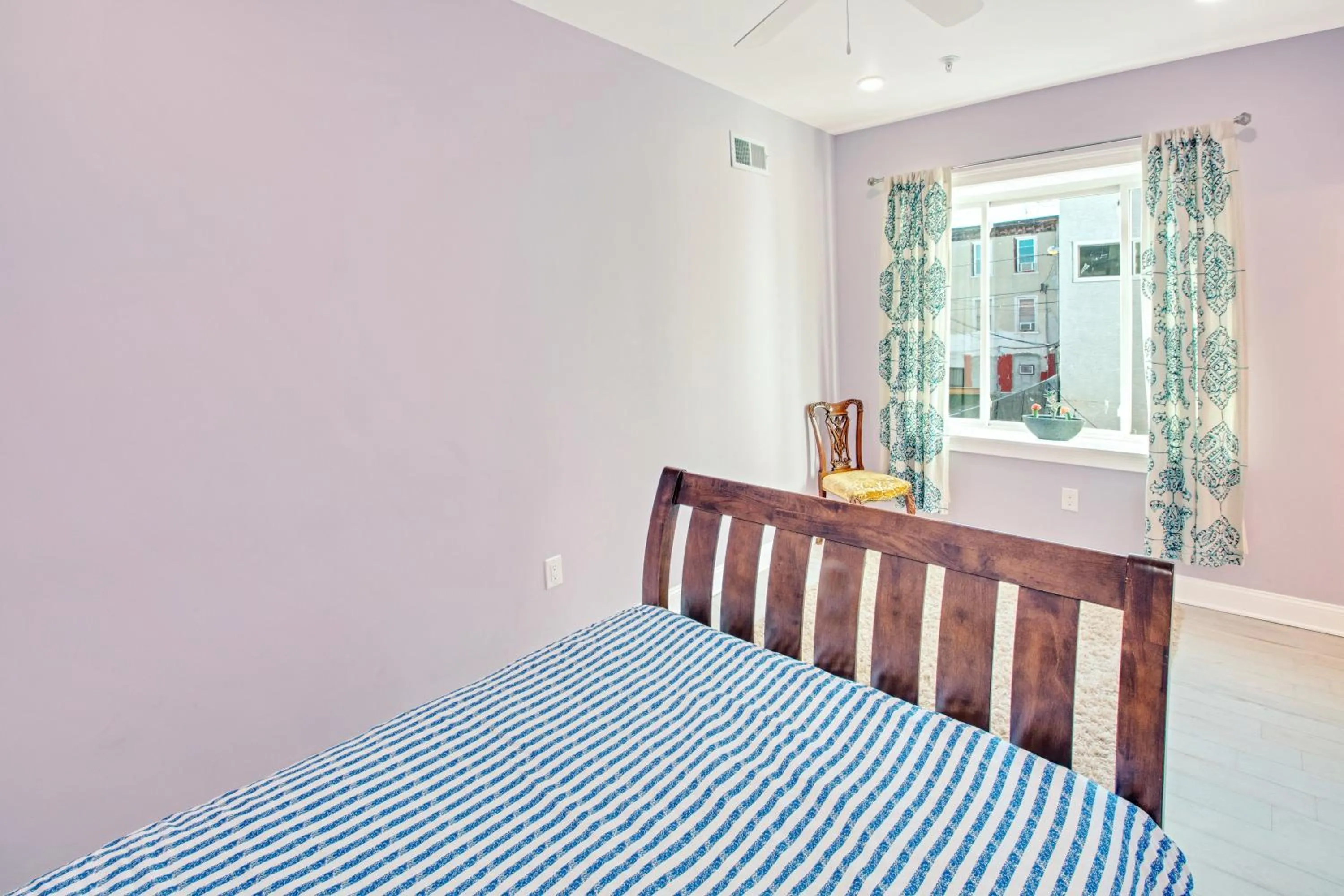 Bed in Spacious Oasis - Parking, Private Patio & Roofdeck