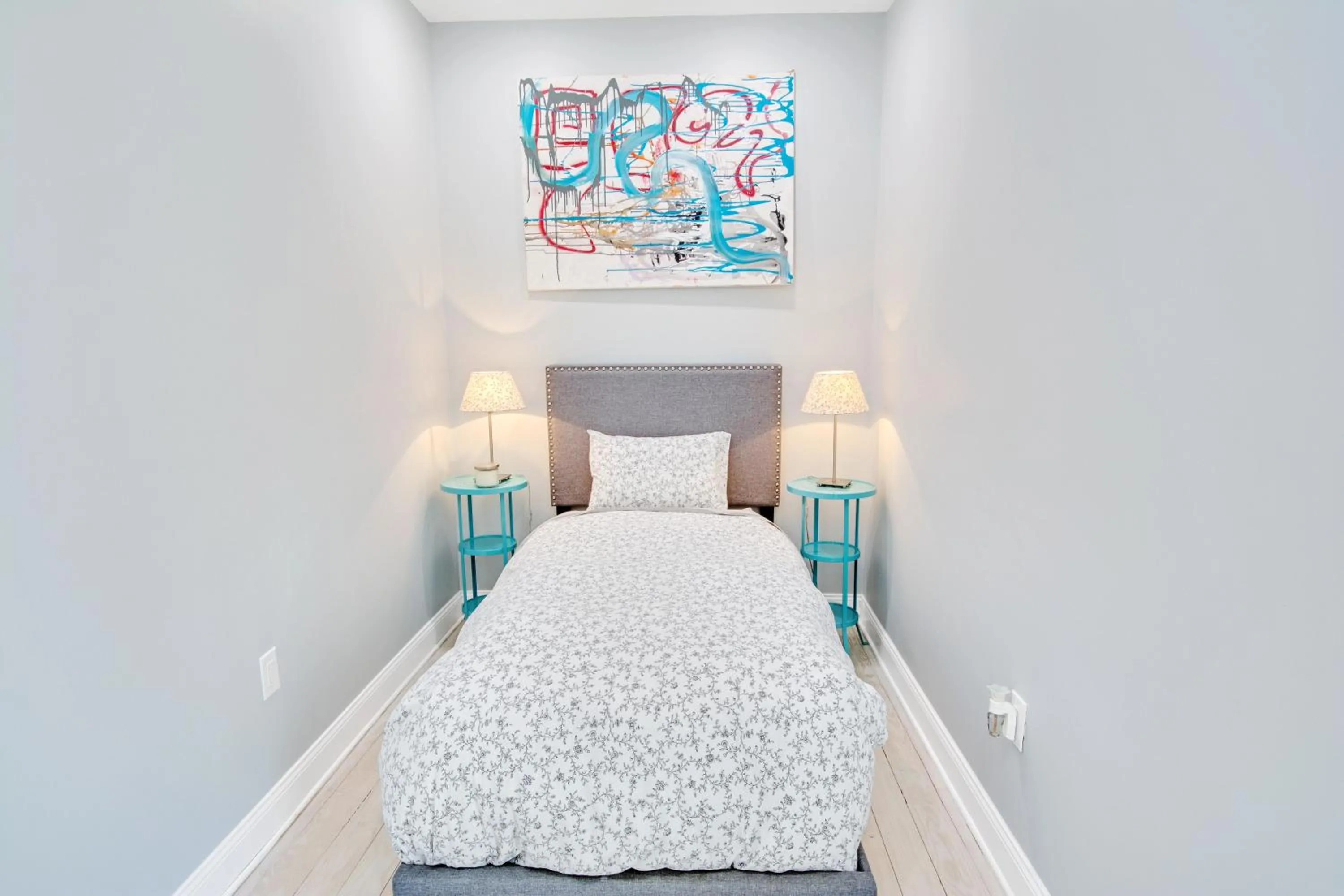 Bed in Spacious Oasis - Parking, Private Patio & Roofdeck