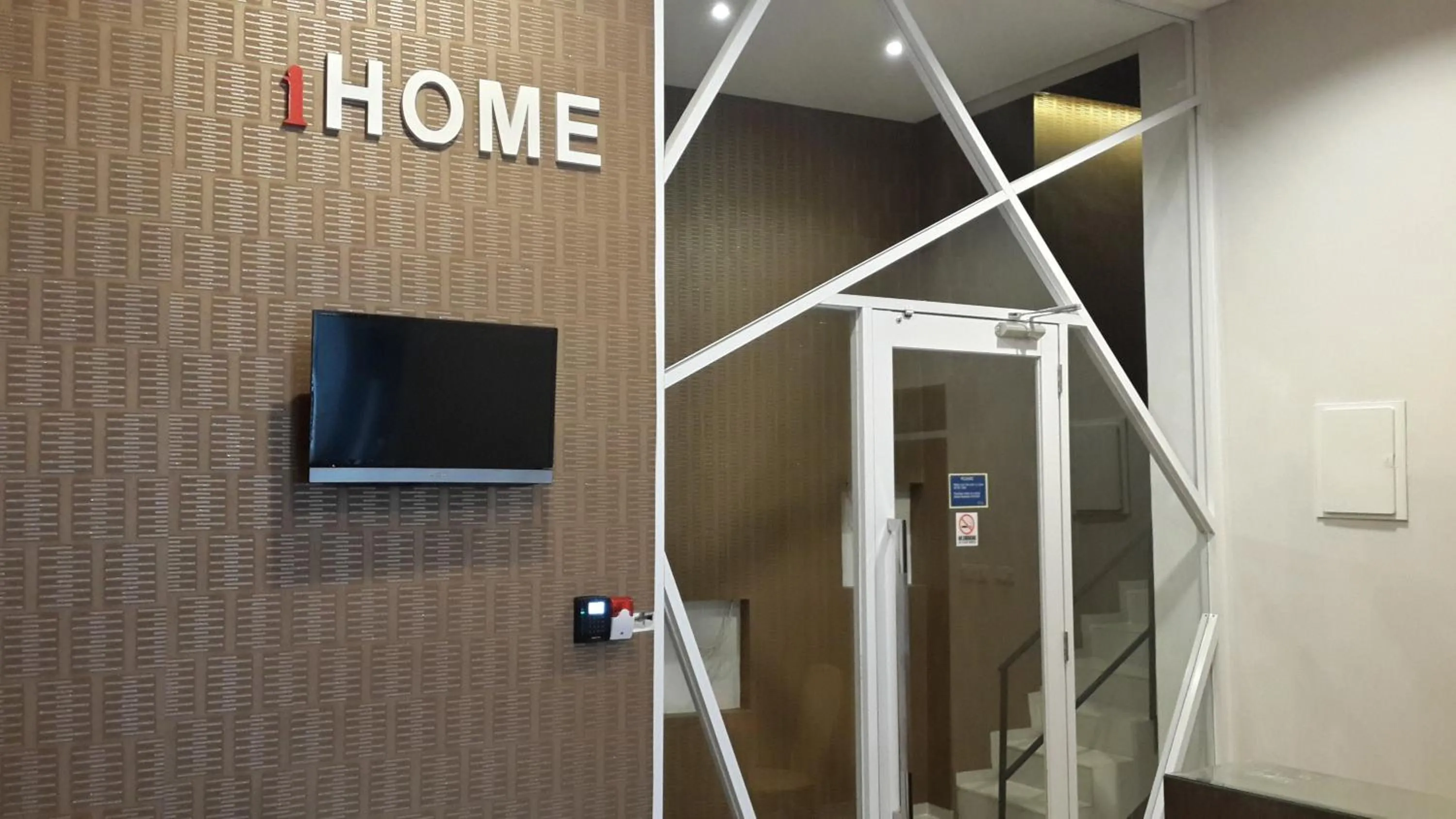 Lobby or reception, TV/Entertainment Center in iHome Residence