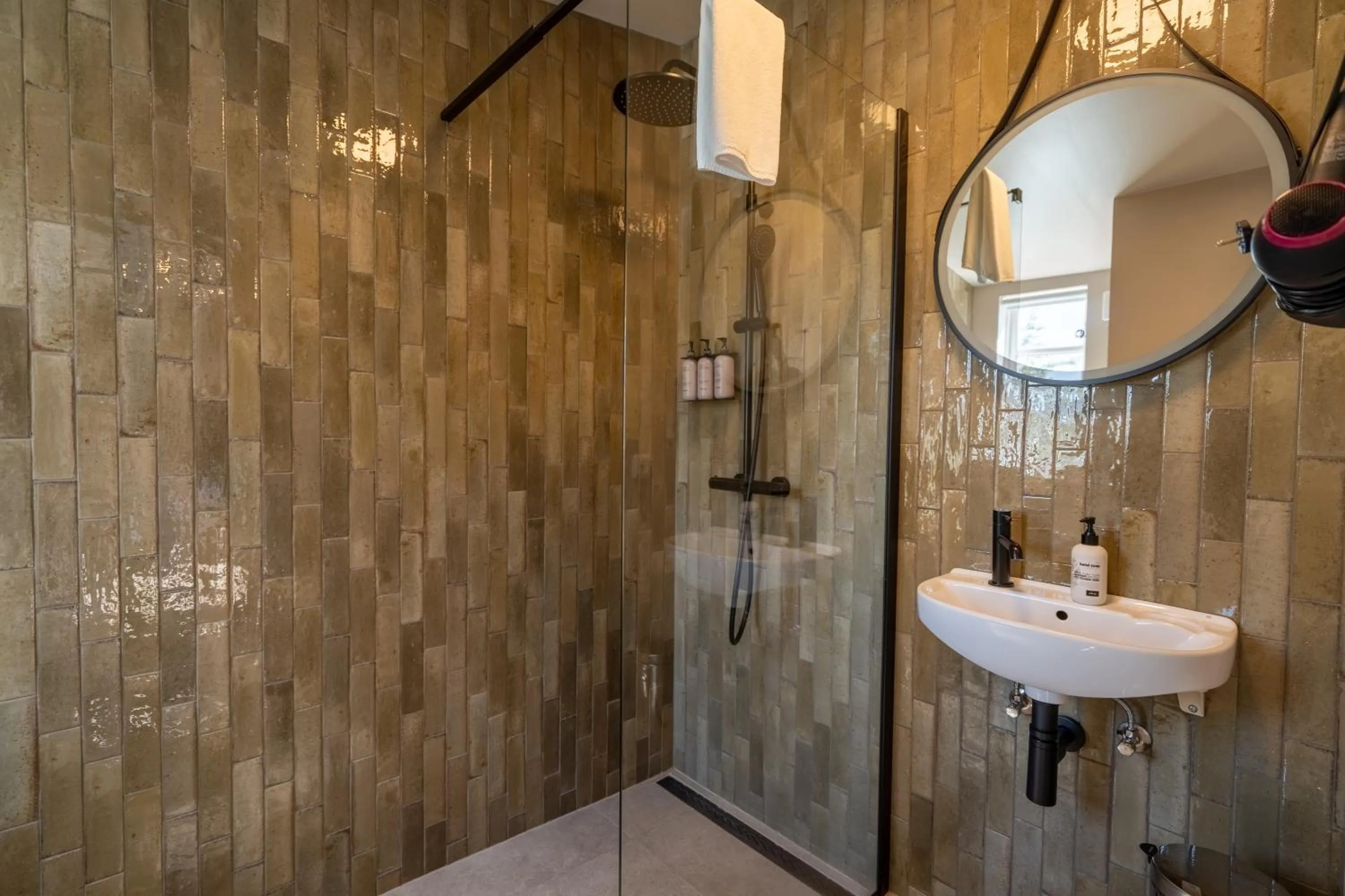 Shower in Gistihúsið - Lake Hotel Egilsstadir