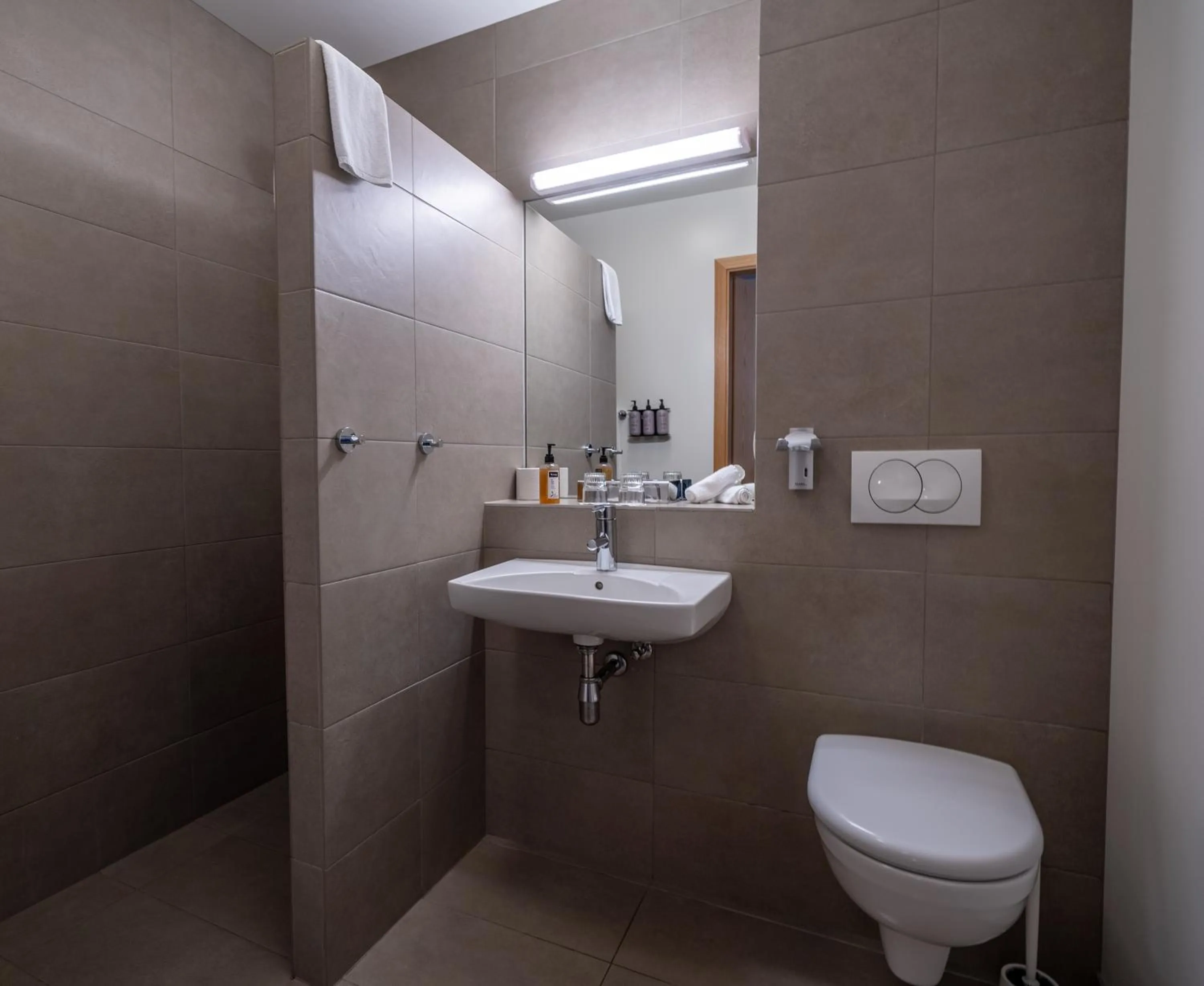 Toilet in Gistihúsið - Lake Hotel Egilsstadir