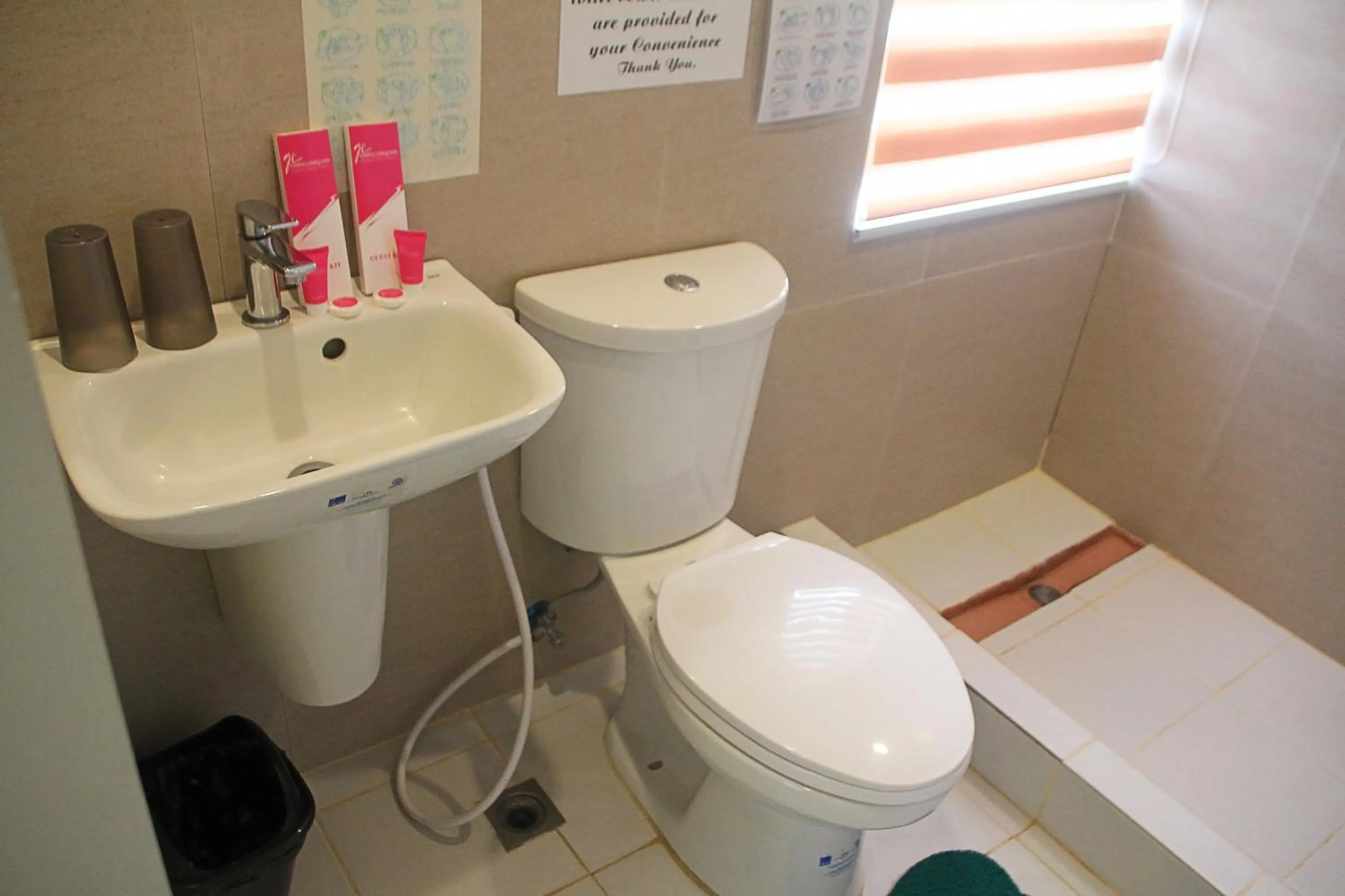 Shower in GHIELLANIQA INN