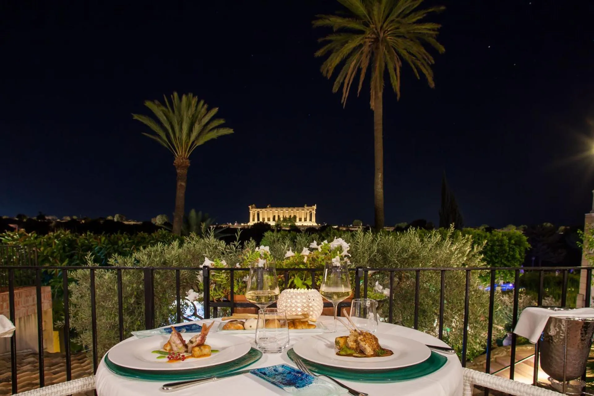 Restaurant/places to eat in Villa Athena Resort