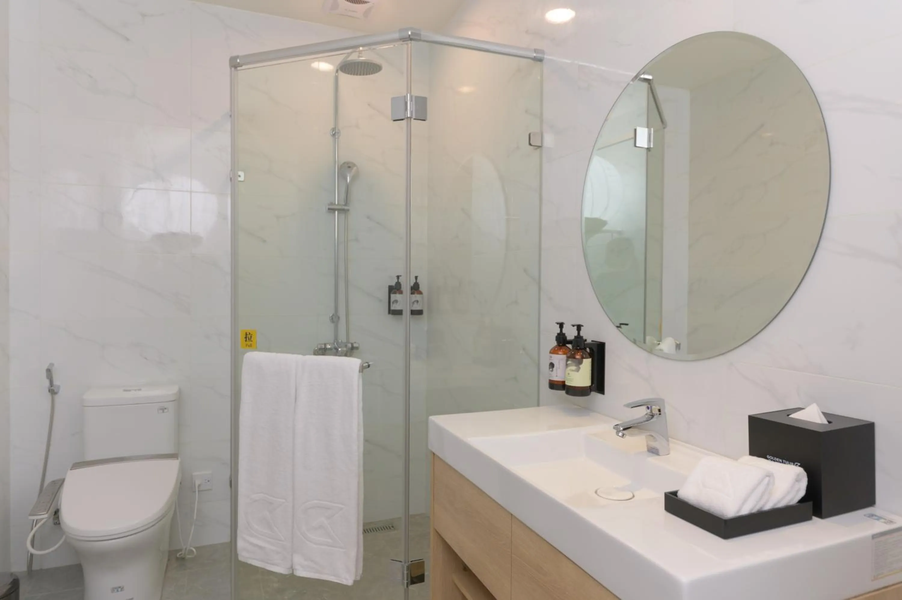 Shower in JANDA Golden Tulip Hotel