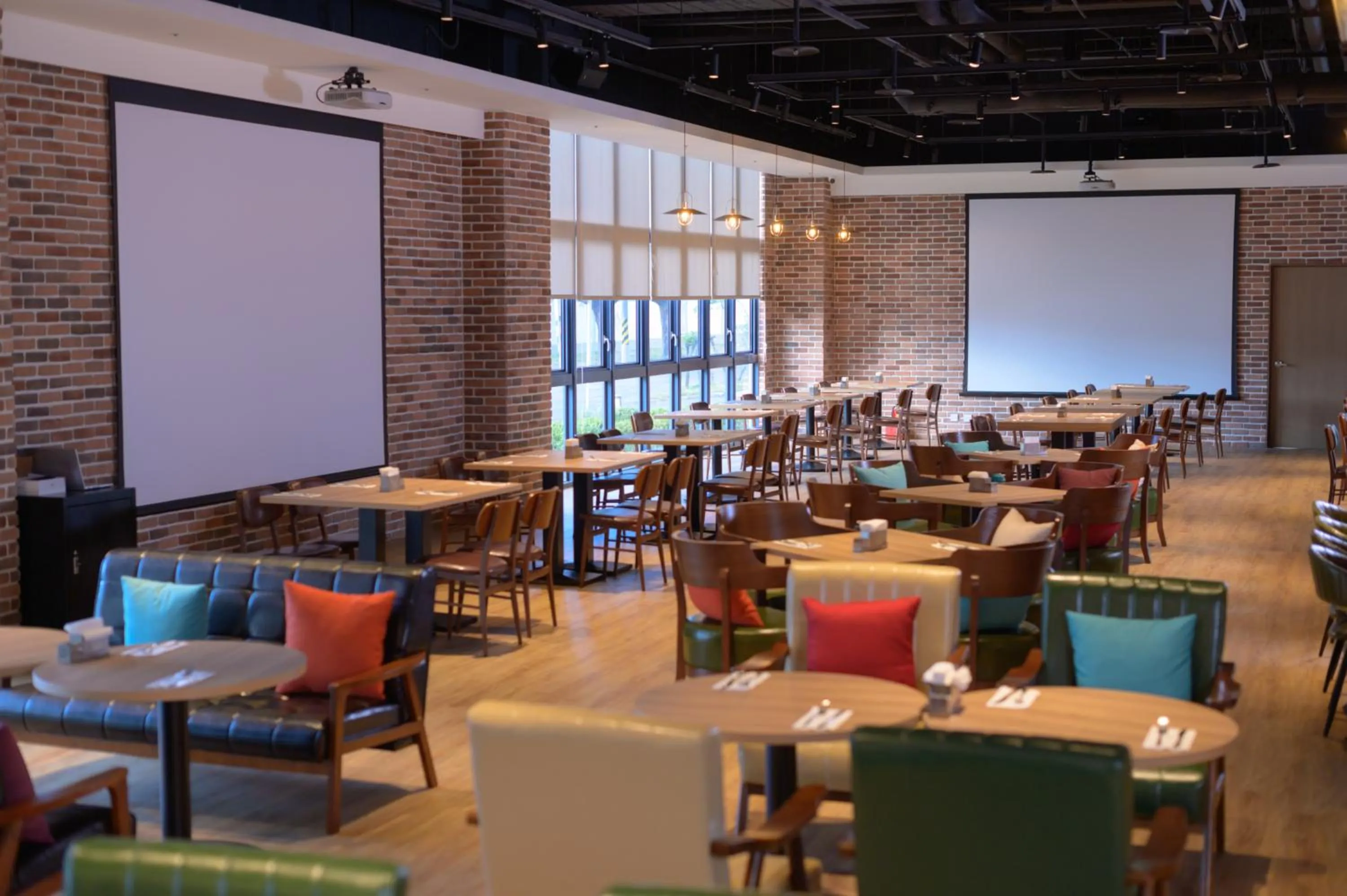 Restaurant/places to eat in JANDA Golden Tulip Hotel