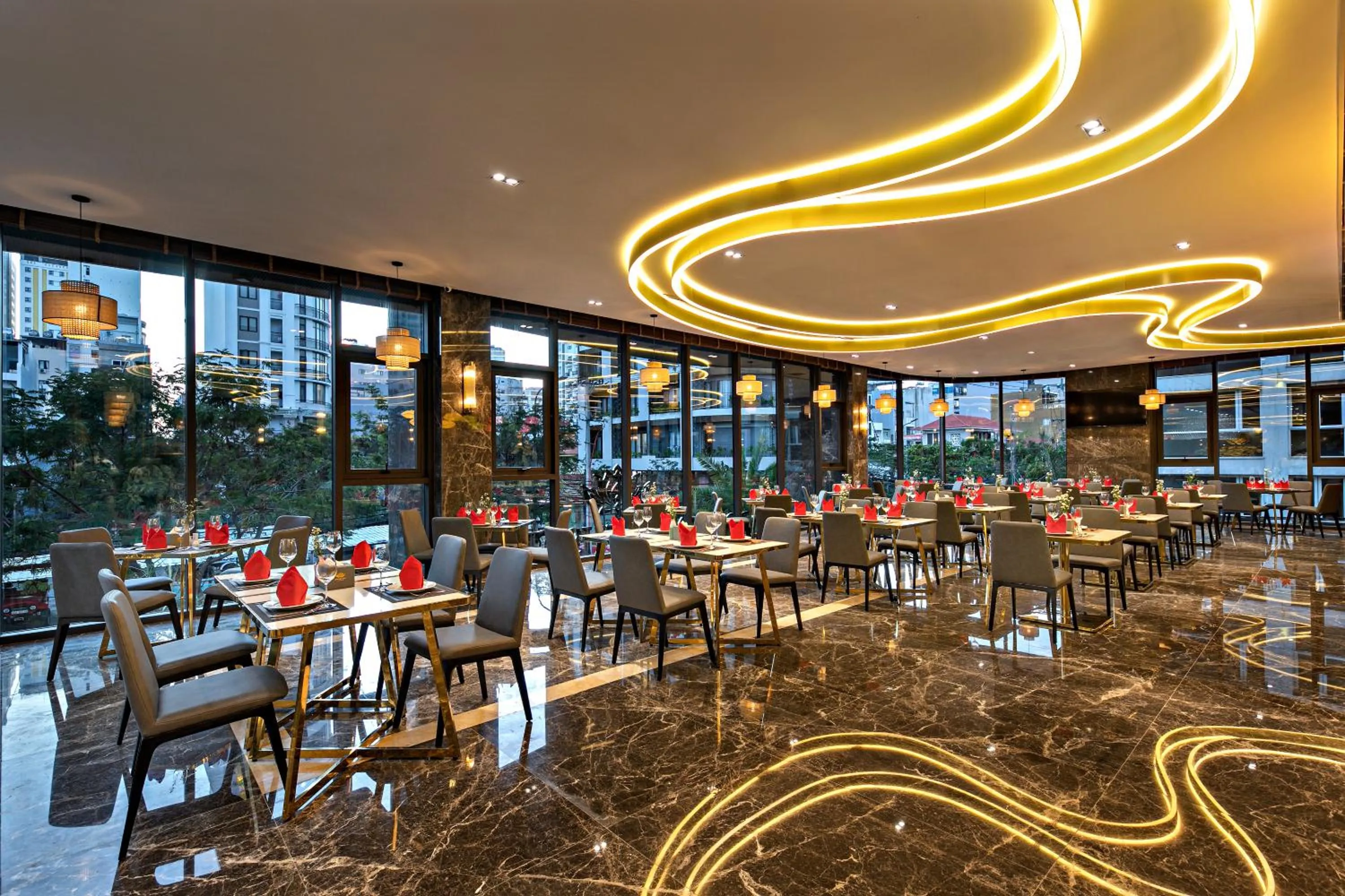 Restaurant/places to eat in Golden Lotus Grand Da Nang - Panoramic Rooftop Bar & Daily Afternoon Tea