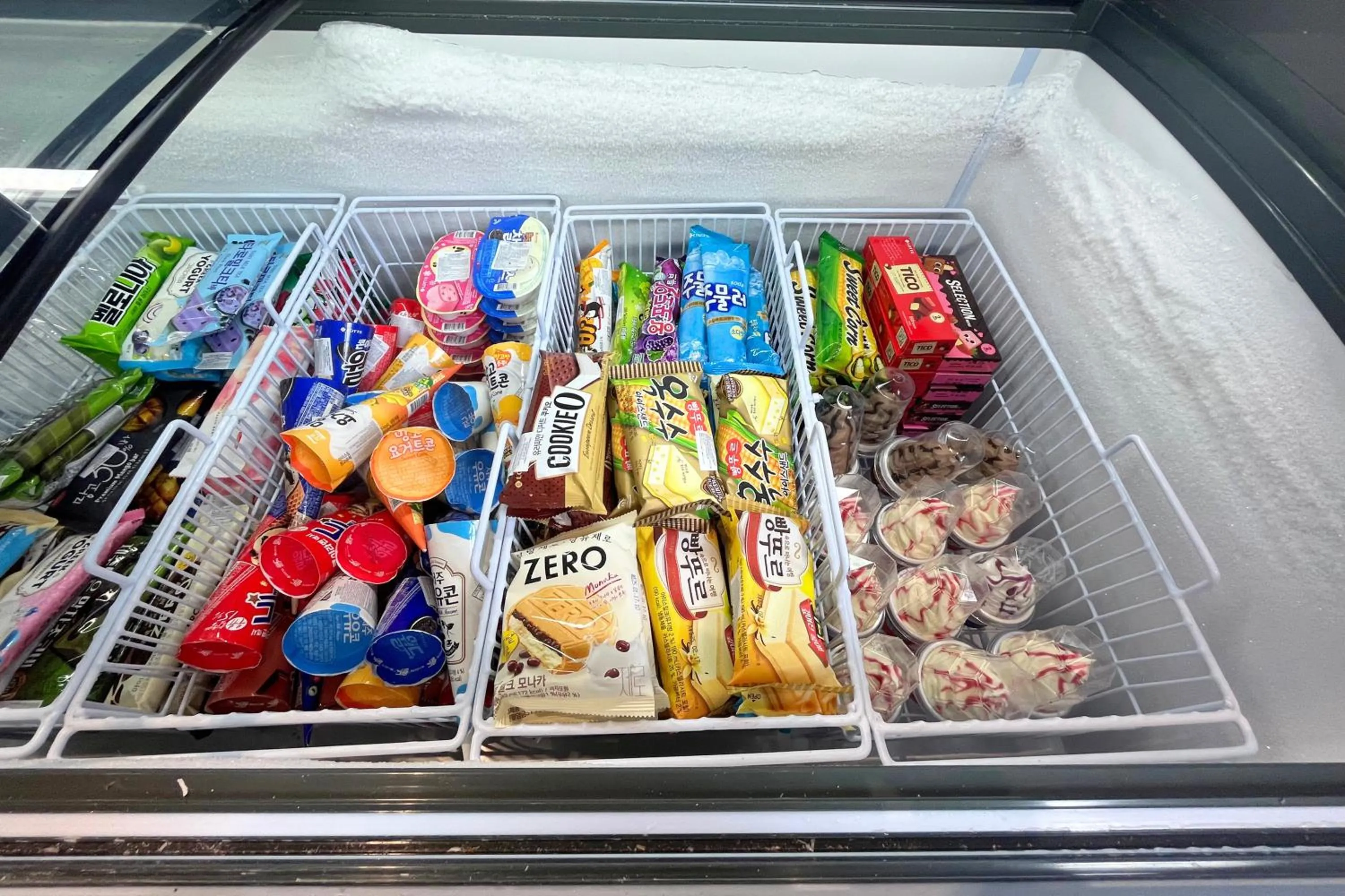 Food and drinks in Golden Lotus Grand Da Nang - Panoramic Rooftop Bar & Daily Afternoon Tea