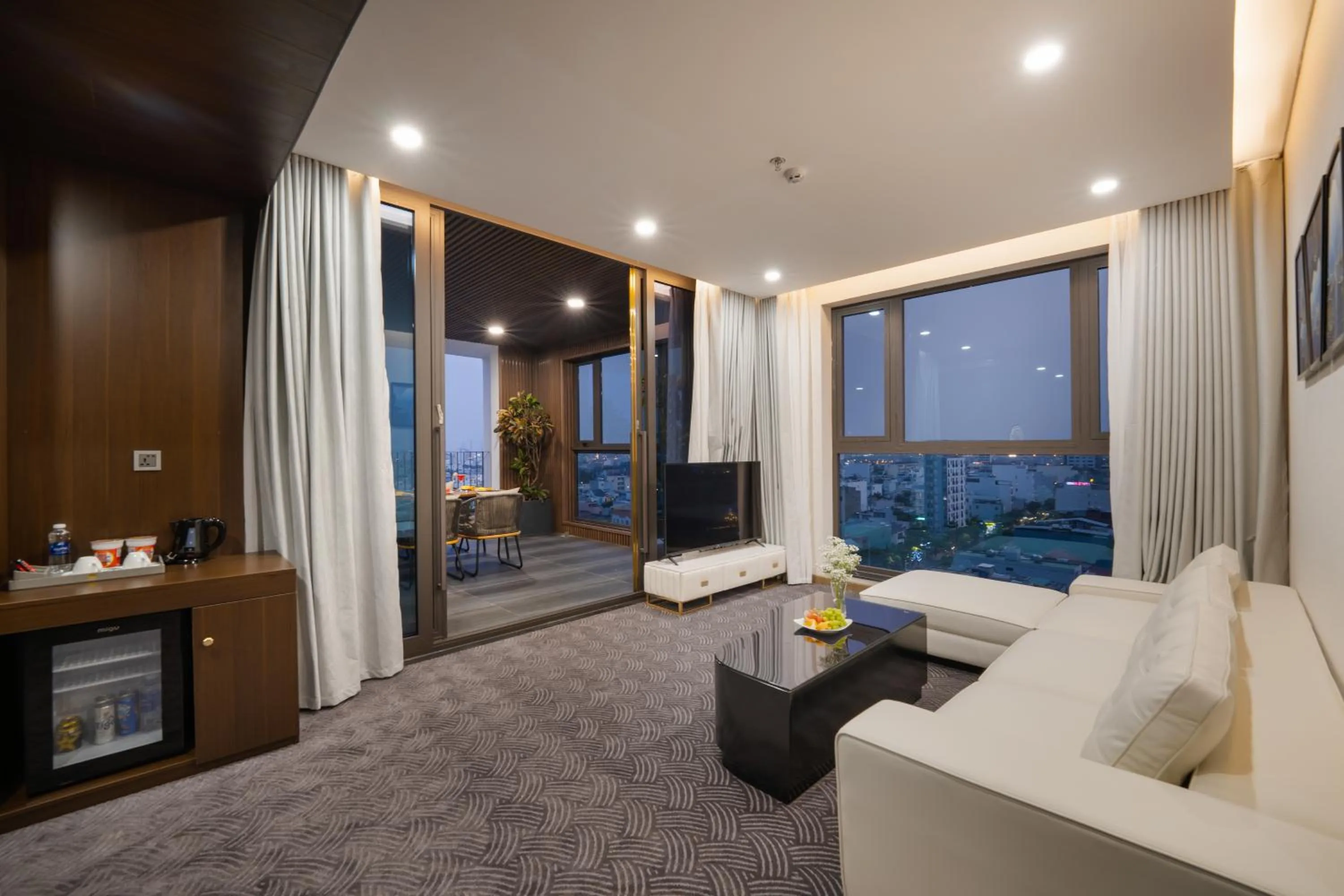 TV and multimedia, Bed in Golden Lotus Grand Da Nang - Panoramic Rooftop Bar & Daily Afternoon Tea