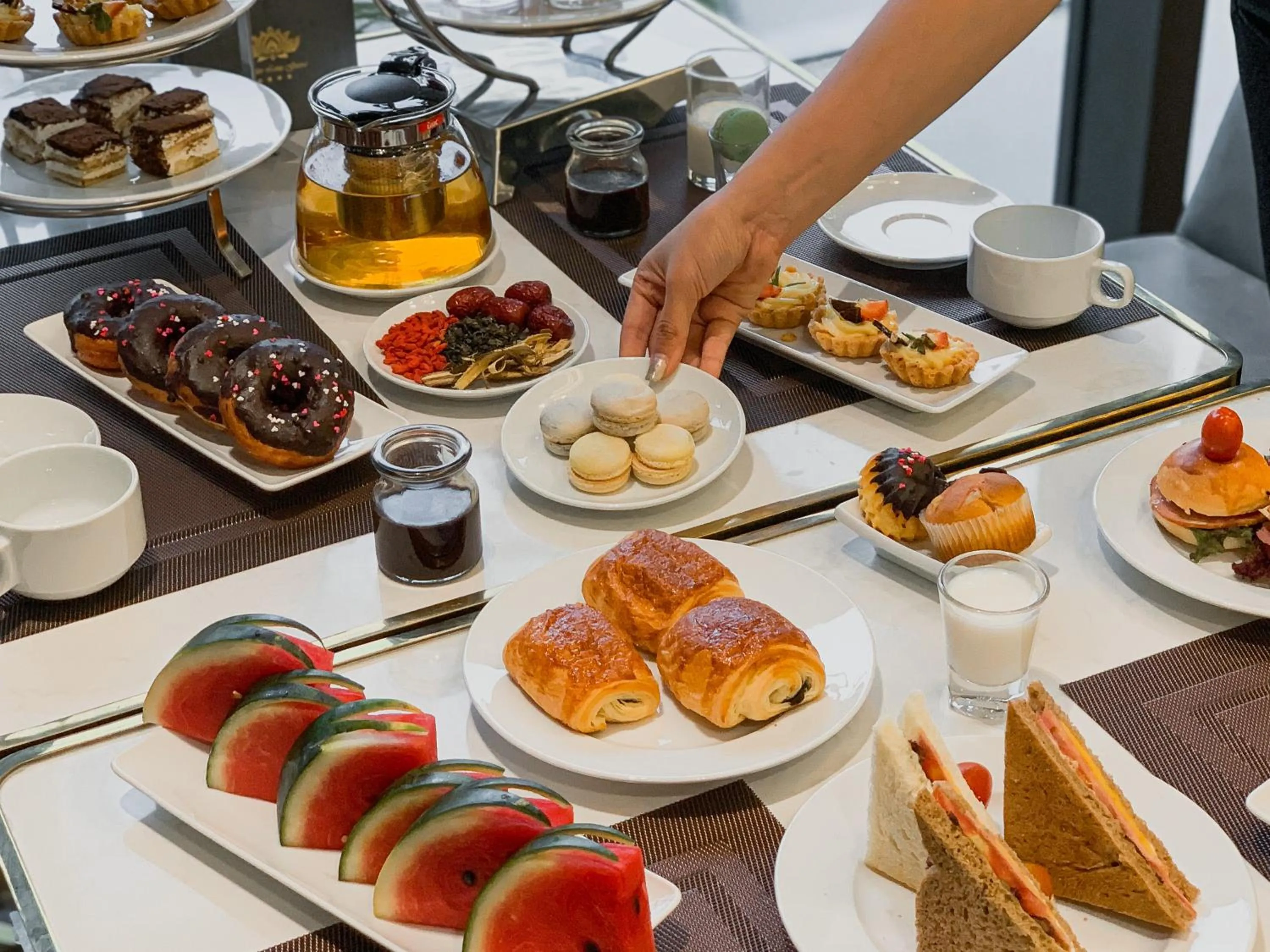 Food and drinks in Golden Lotus Grand Da Nang - Panoramic Rooftop Bar & Daily Afternoon Tea
