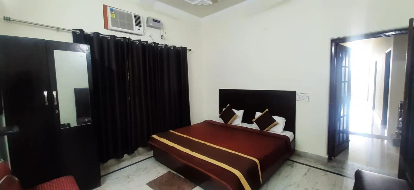 Photo of the whole room, Bed in Hotel THE BIRD Dehradun