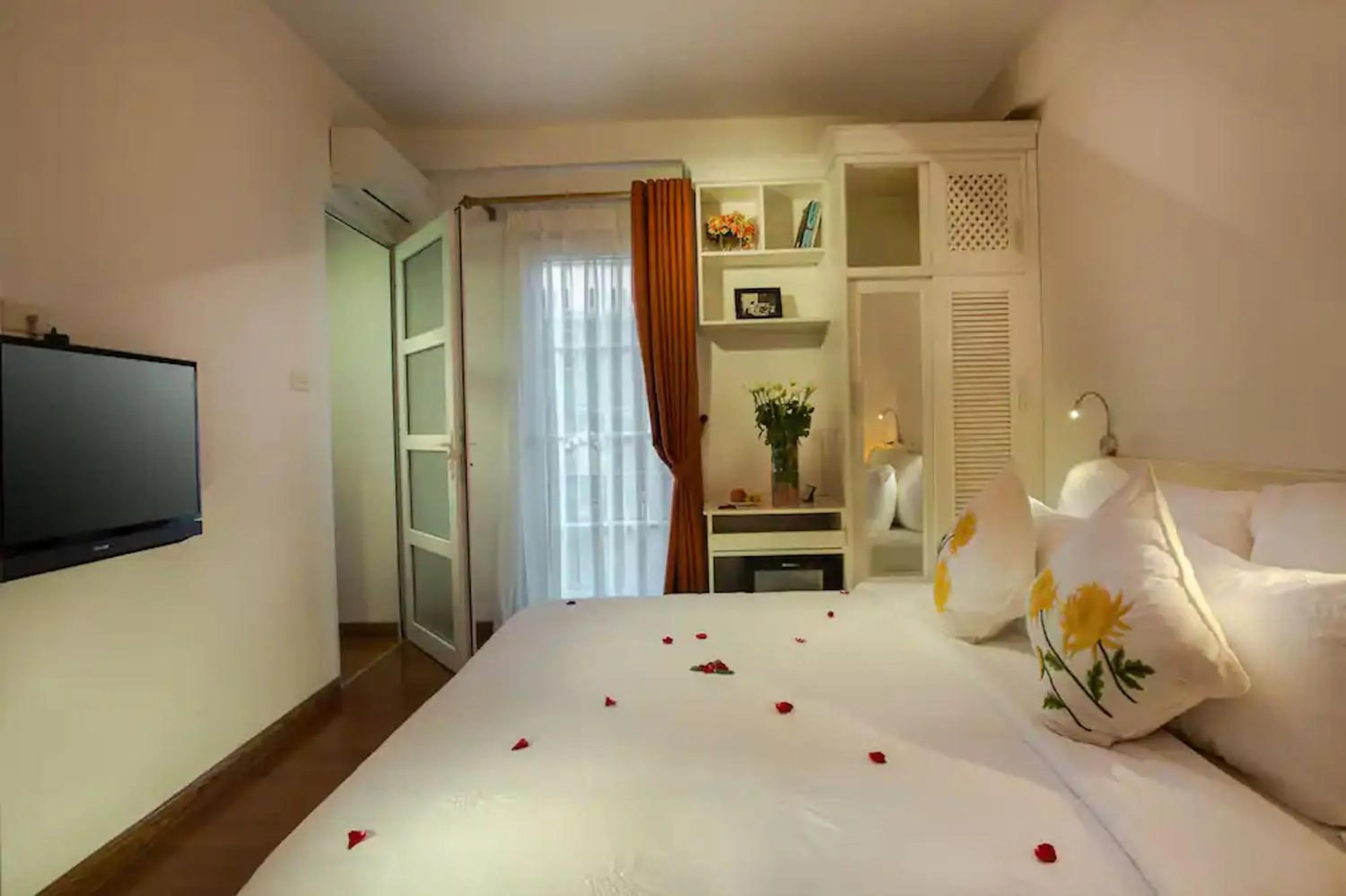 Patio, Bed in Free Airport Service Deals w Singita Classy Boutique Hotel & Travel