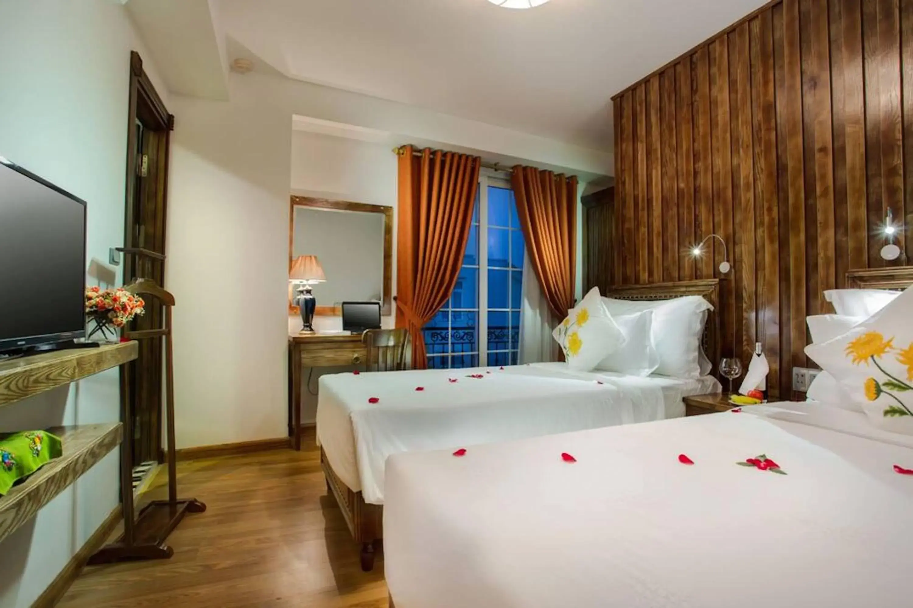 Premium Twin Room with Balcony in Free Airport Service Deals w Singita Classy Boutique Hotel & Travel Premium Twin Room with Balcony in Free Airport Service Deals w Singita Classy Boutique Hotel & Travel