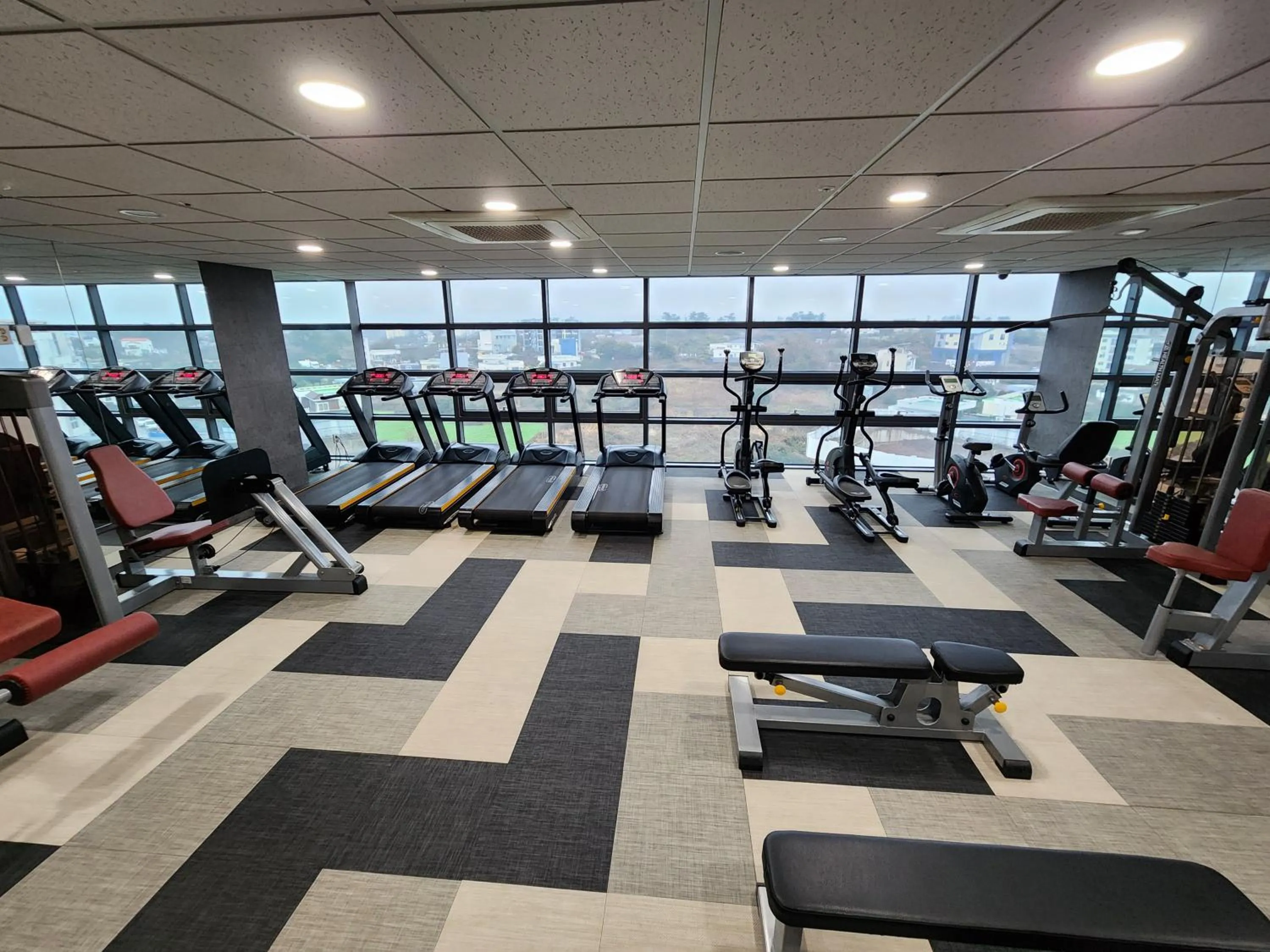 Fitness centre/facilities in Ramada by Wyndham Jeju Hamdeok