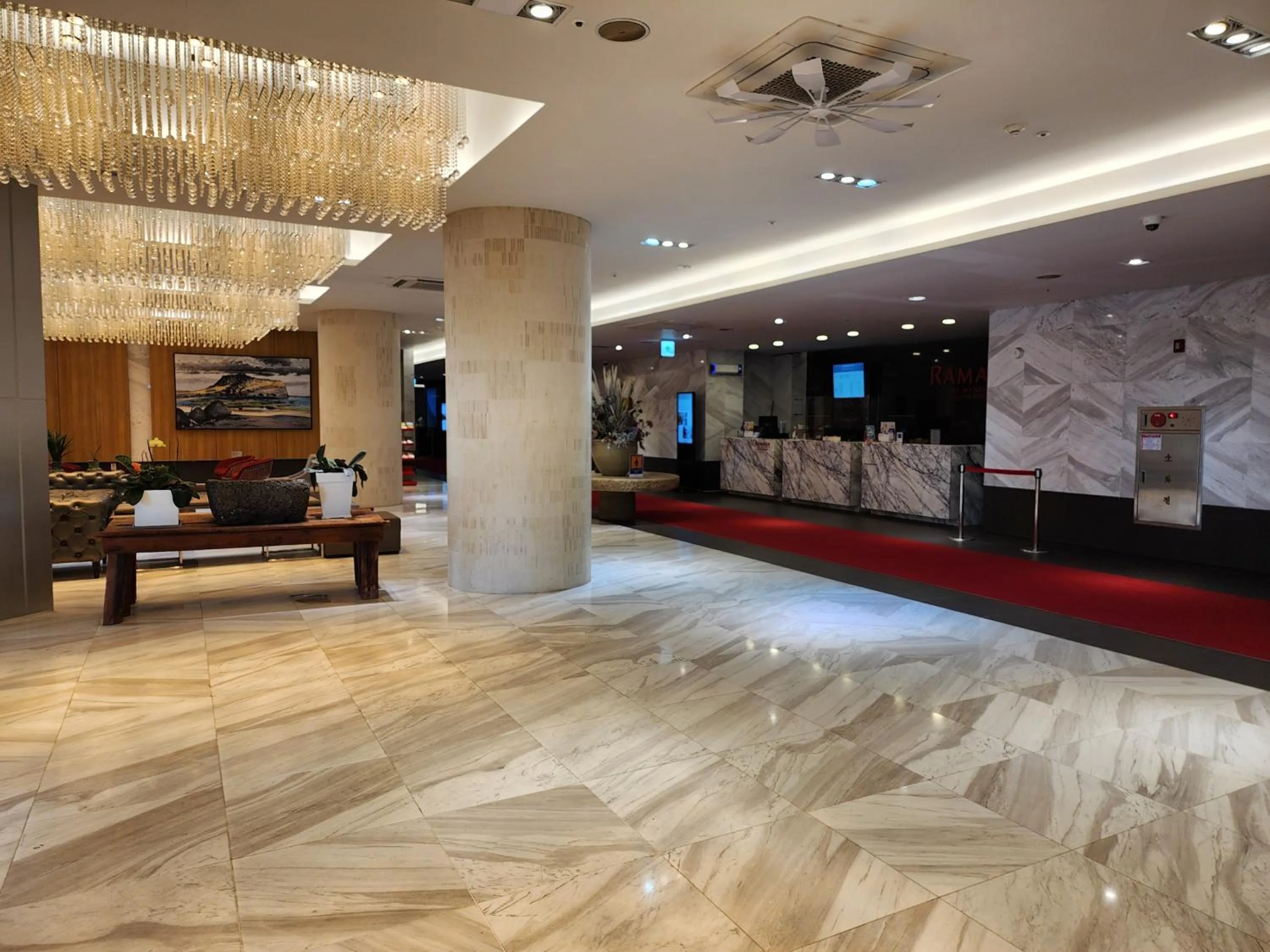Lobby or reception in Ramada by Wyndham Jeju Hamdeok